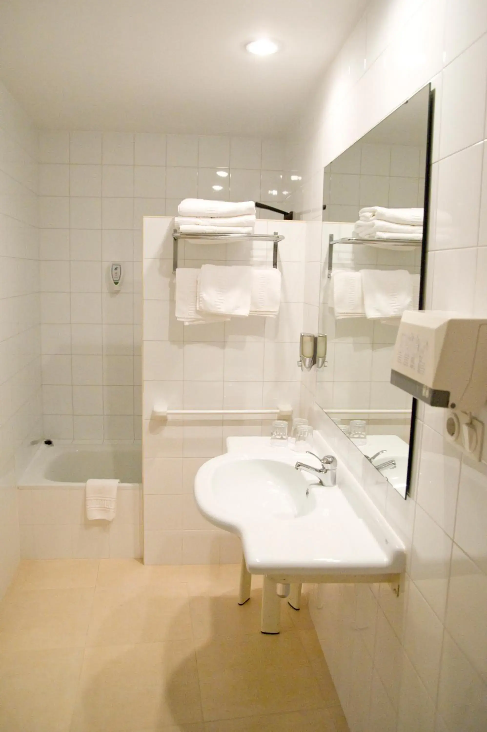 Triple Room in Hotel Balaguer Triple Room in Hotel Balaguer