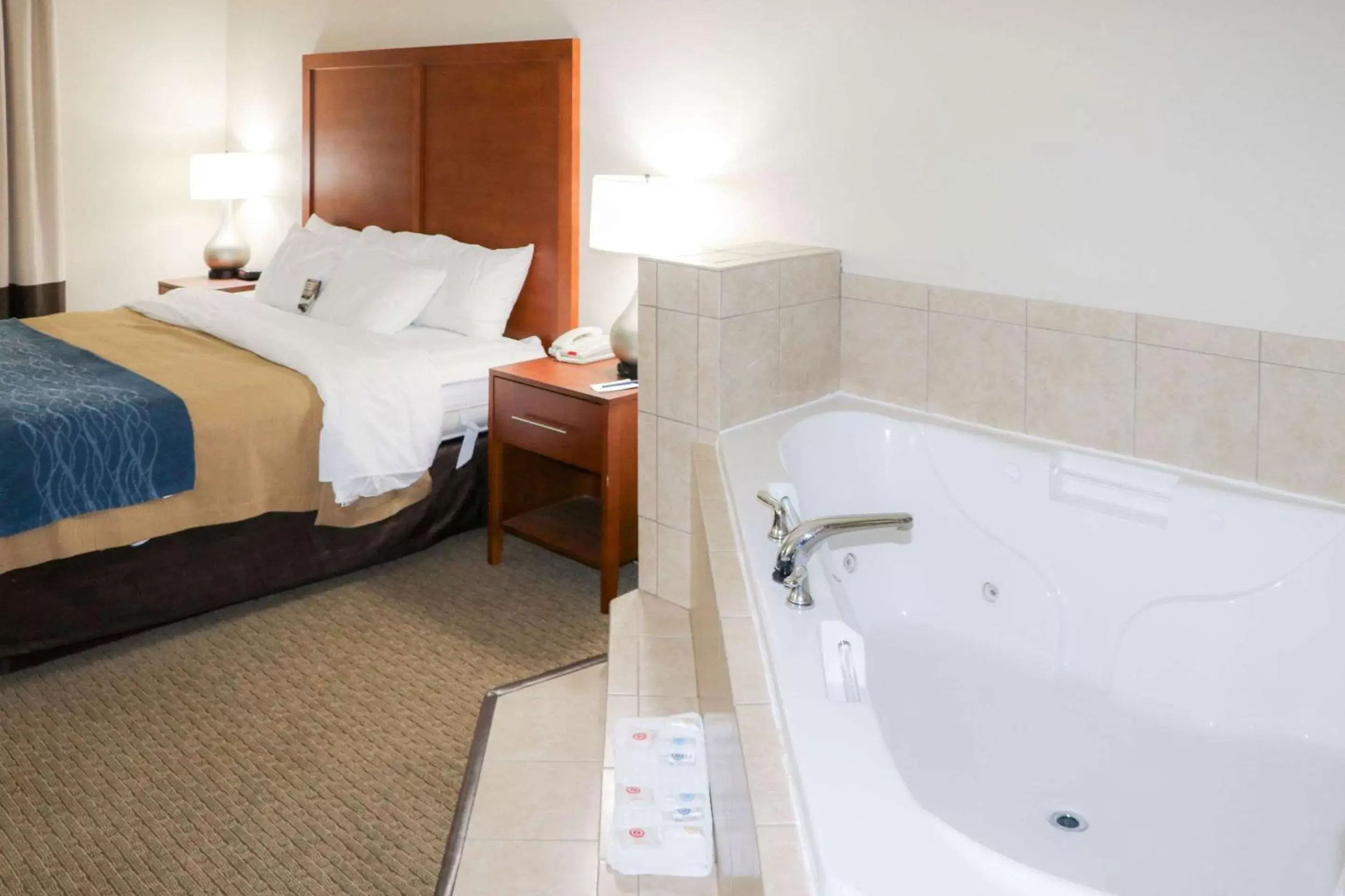 Photo of the whole room, Bathroom in Comfort Inn & Suites Sikeston I-55