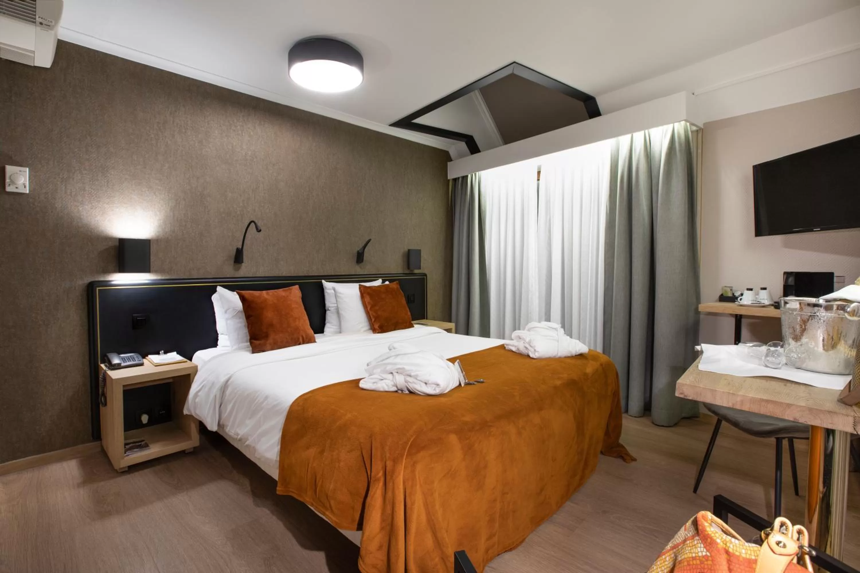 Property building, Bed in Hotel Quartier Latin