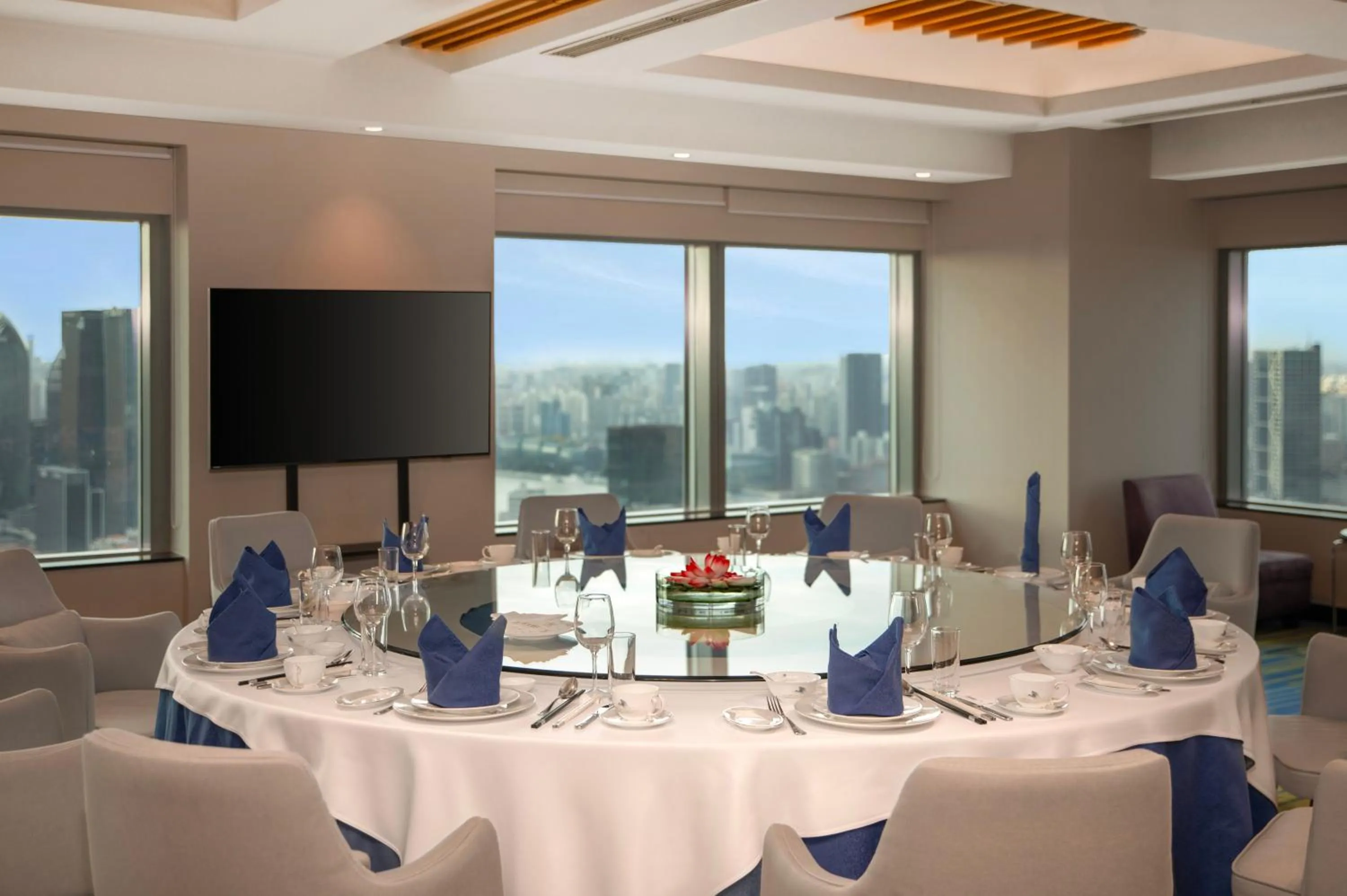 Novotel Atlantis Shanghai - Enjoy our great-valued breakfast in our rooftop revolving restaurant with a stunning river view & utilize our FREE self-serviced laundry
