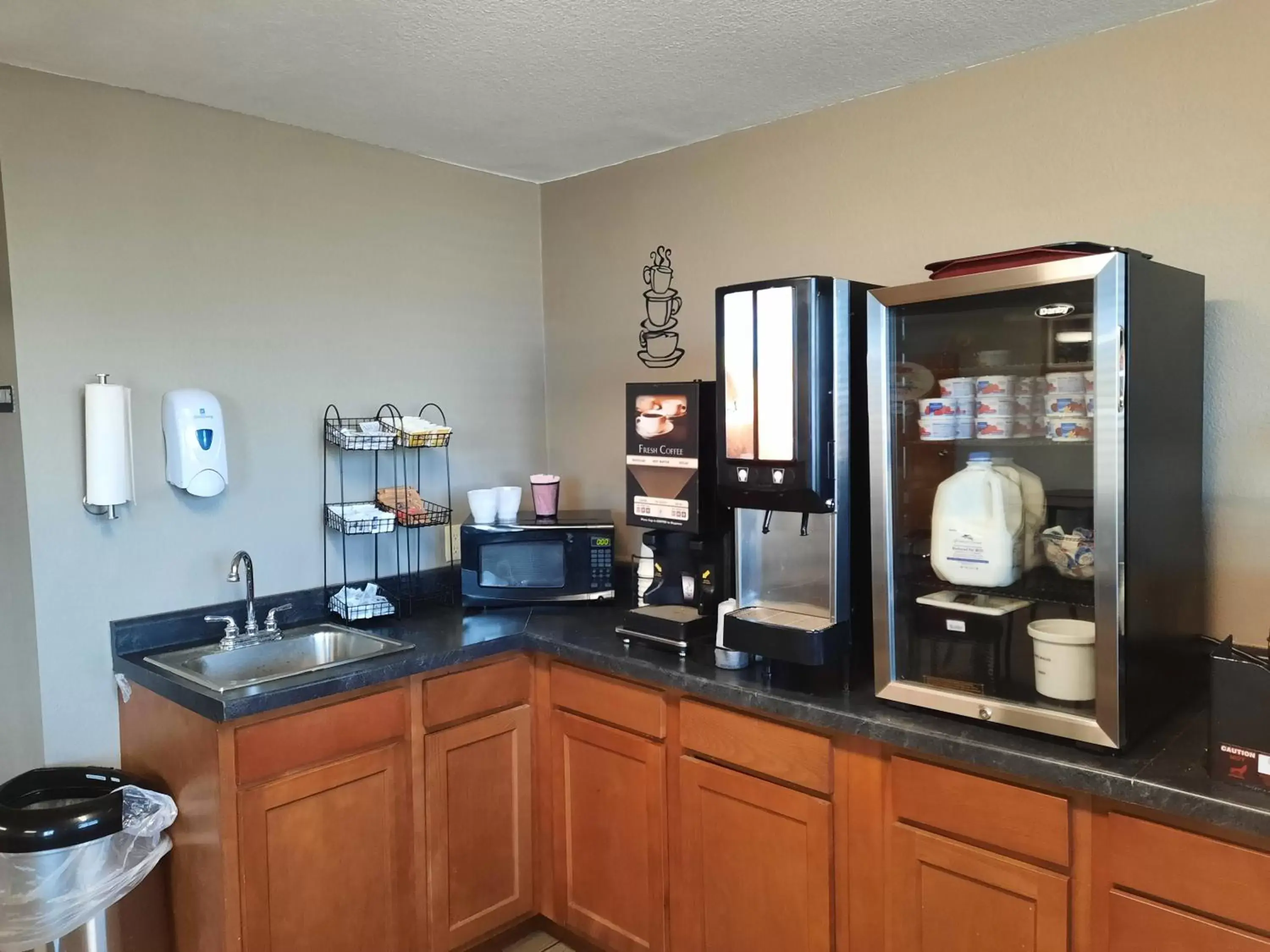 Breakfast, Kitchen/Kitchenette in Super 8 by Wyndham Watertown