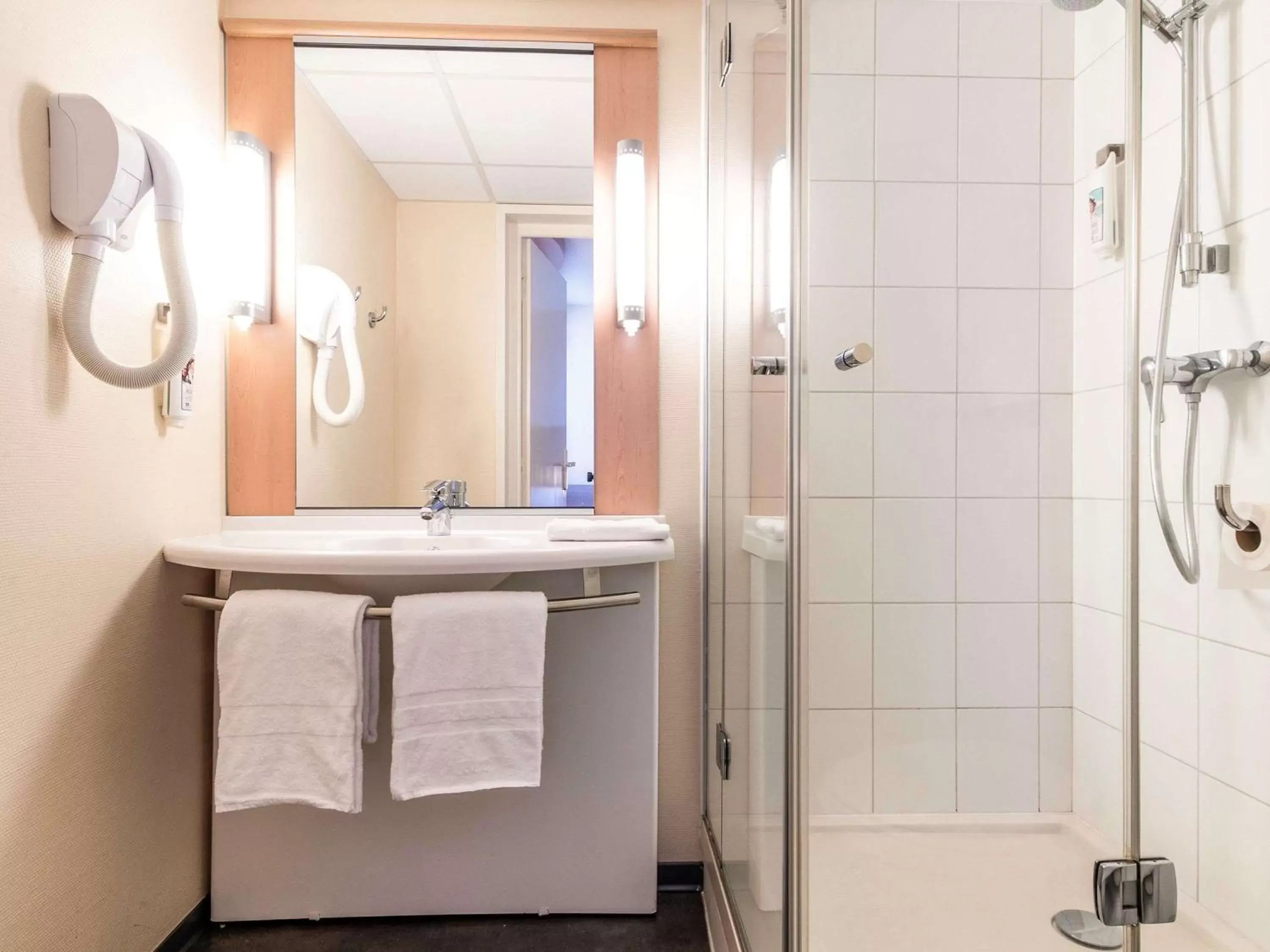 Photo of the whole room, Bathroom in ibis Issoire