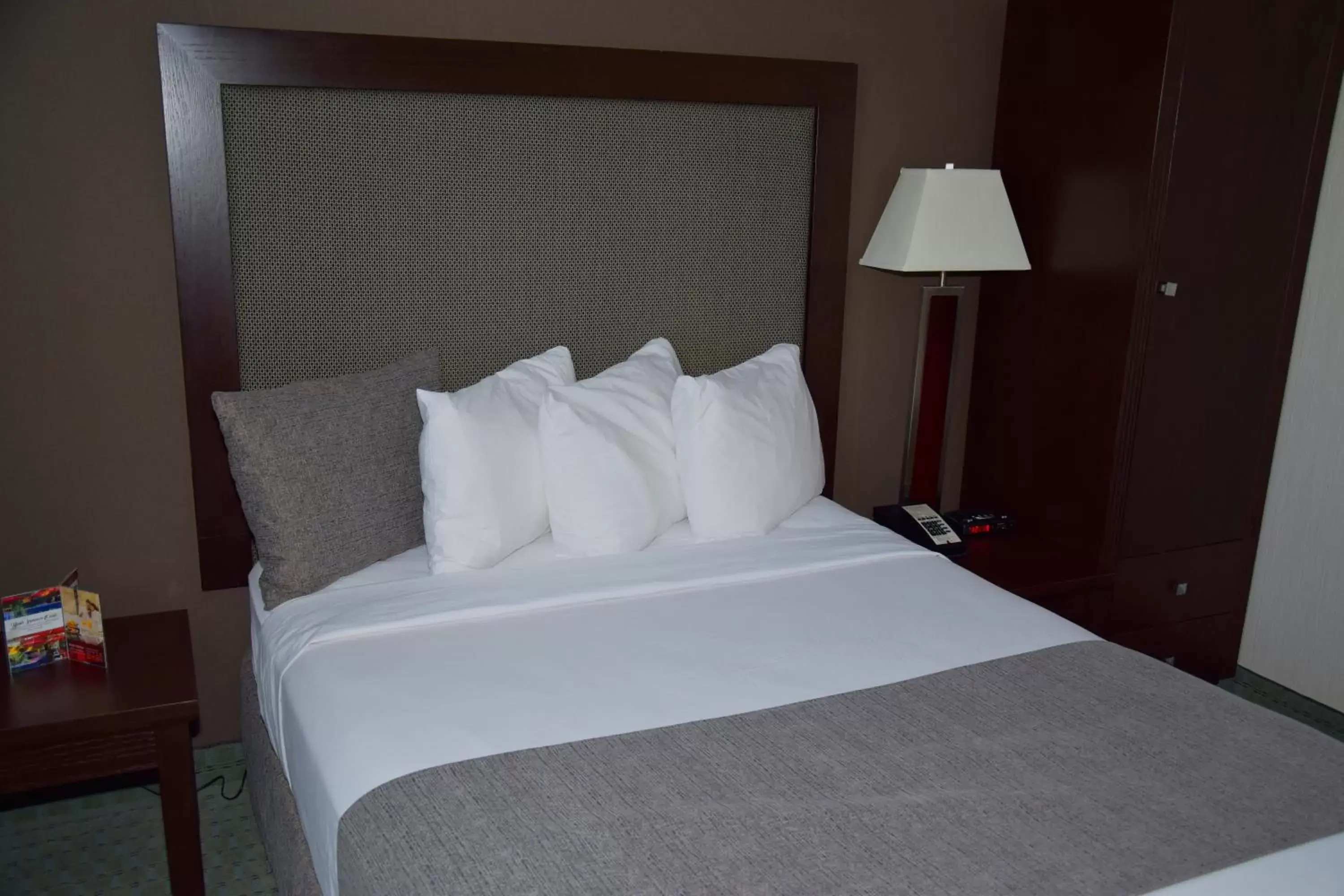 Bedroom, Bed in Coast Lethbridge Hotel & Conference Centre