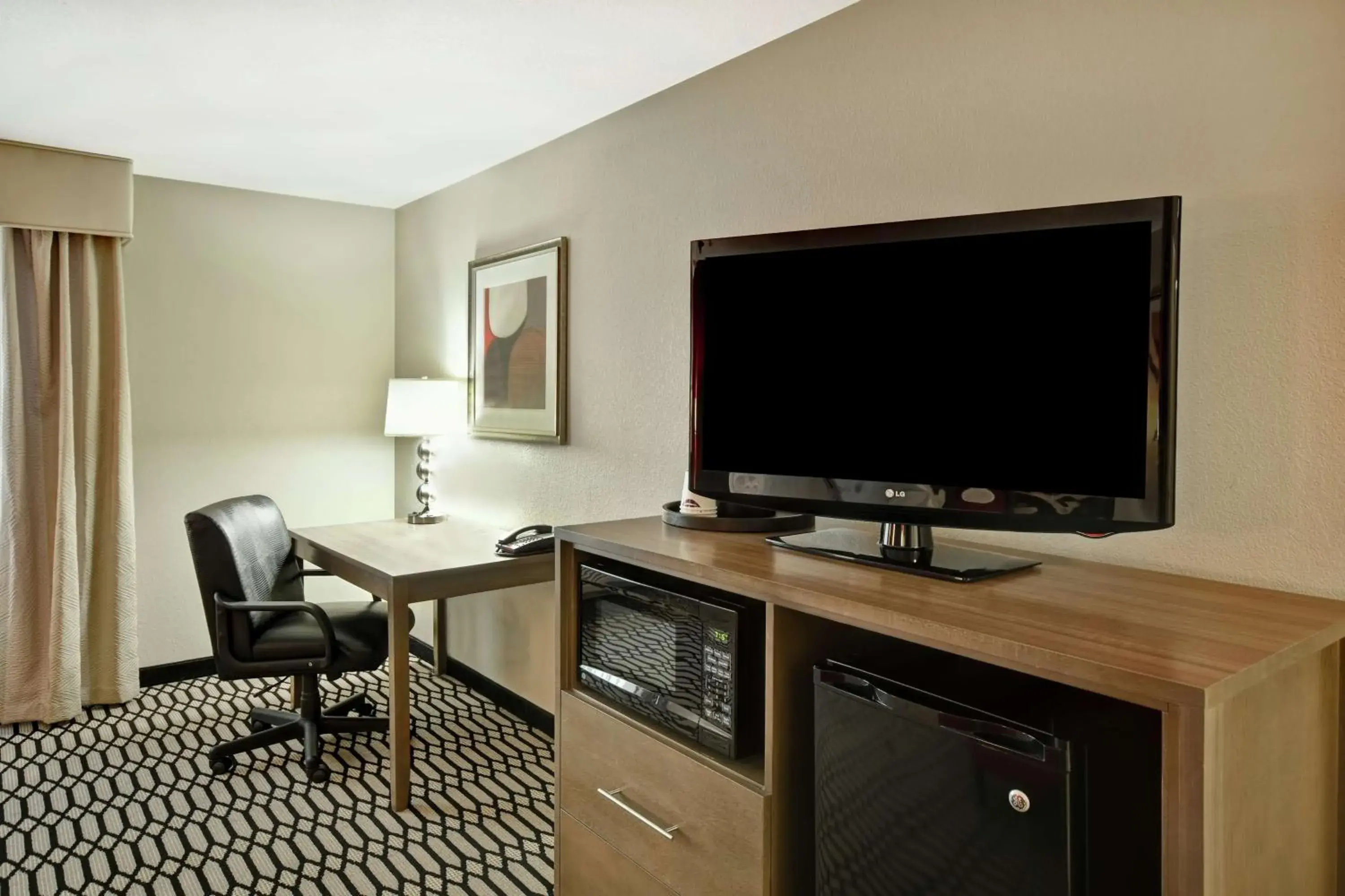 Bedroom, TV/Entertainment Center in Hampton Inn By Hilton Middletown