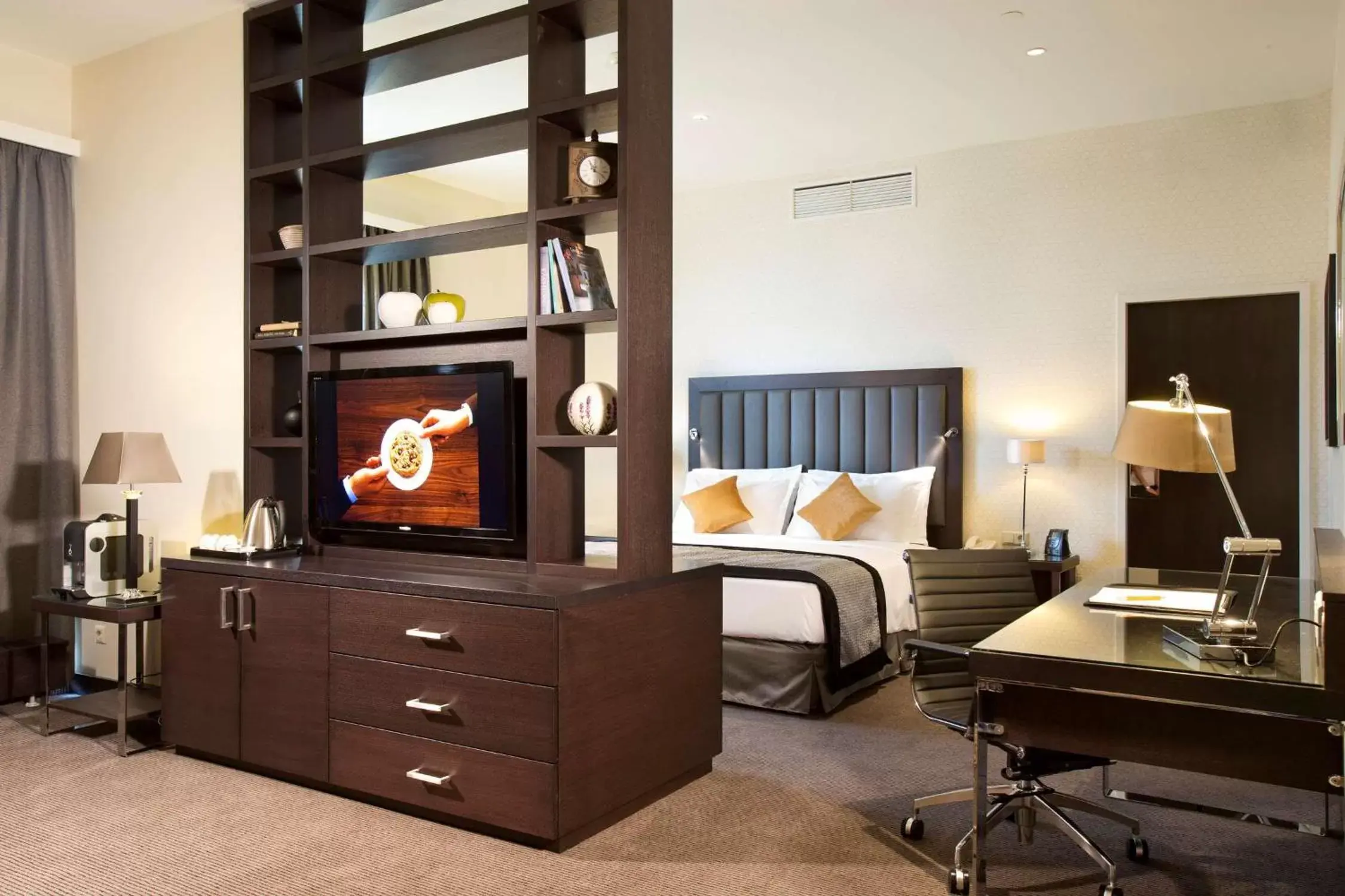 Bed, TV/Entertainment Center in DoubleTree by Hilton Luxembourg