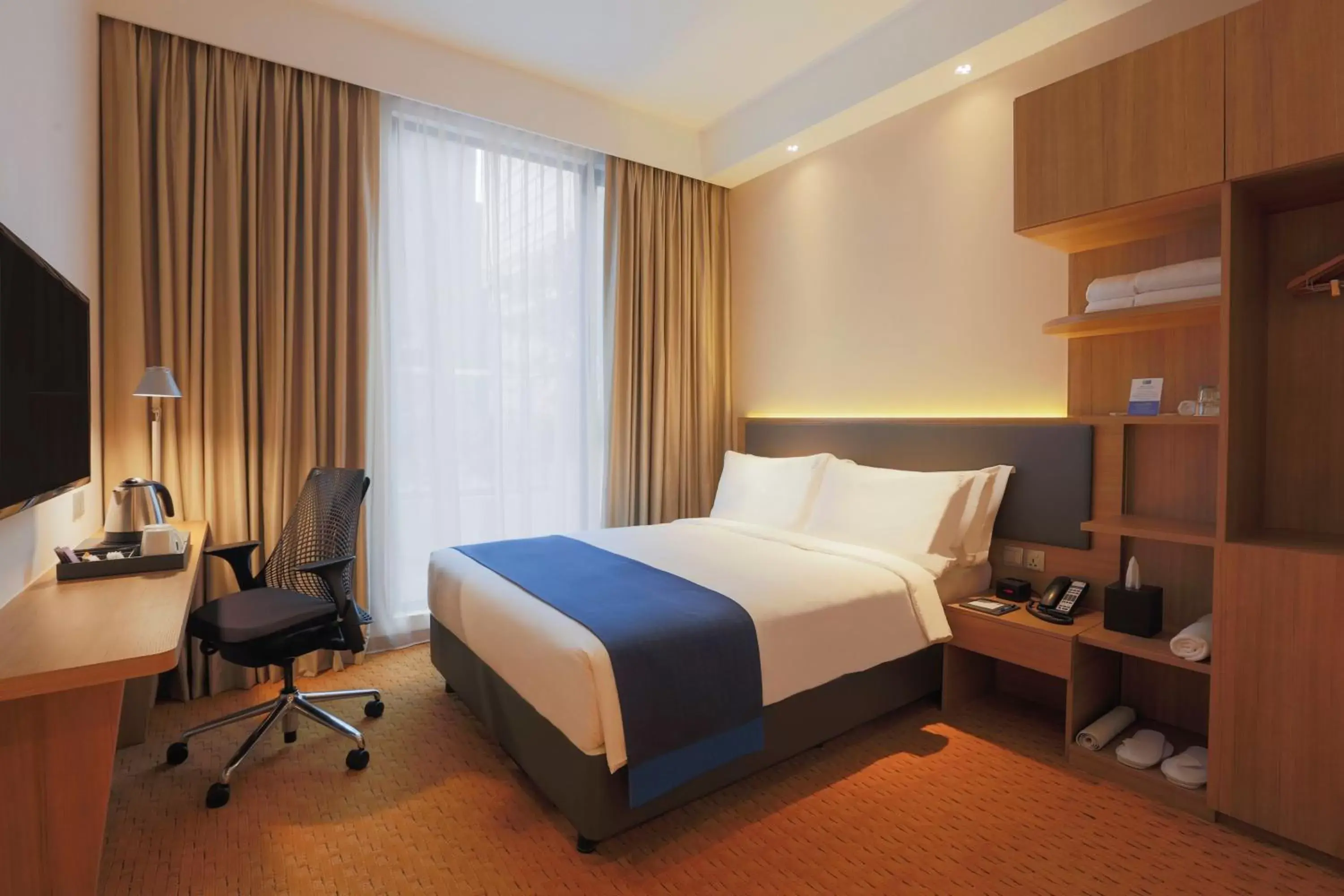 Photo of the whole room, Bed in Holiday Inn Express Singapore Orchard Road, an IHG Hotel