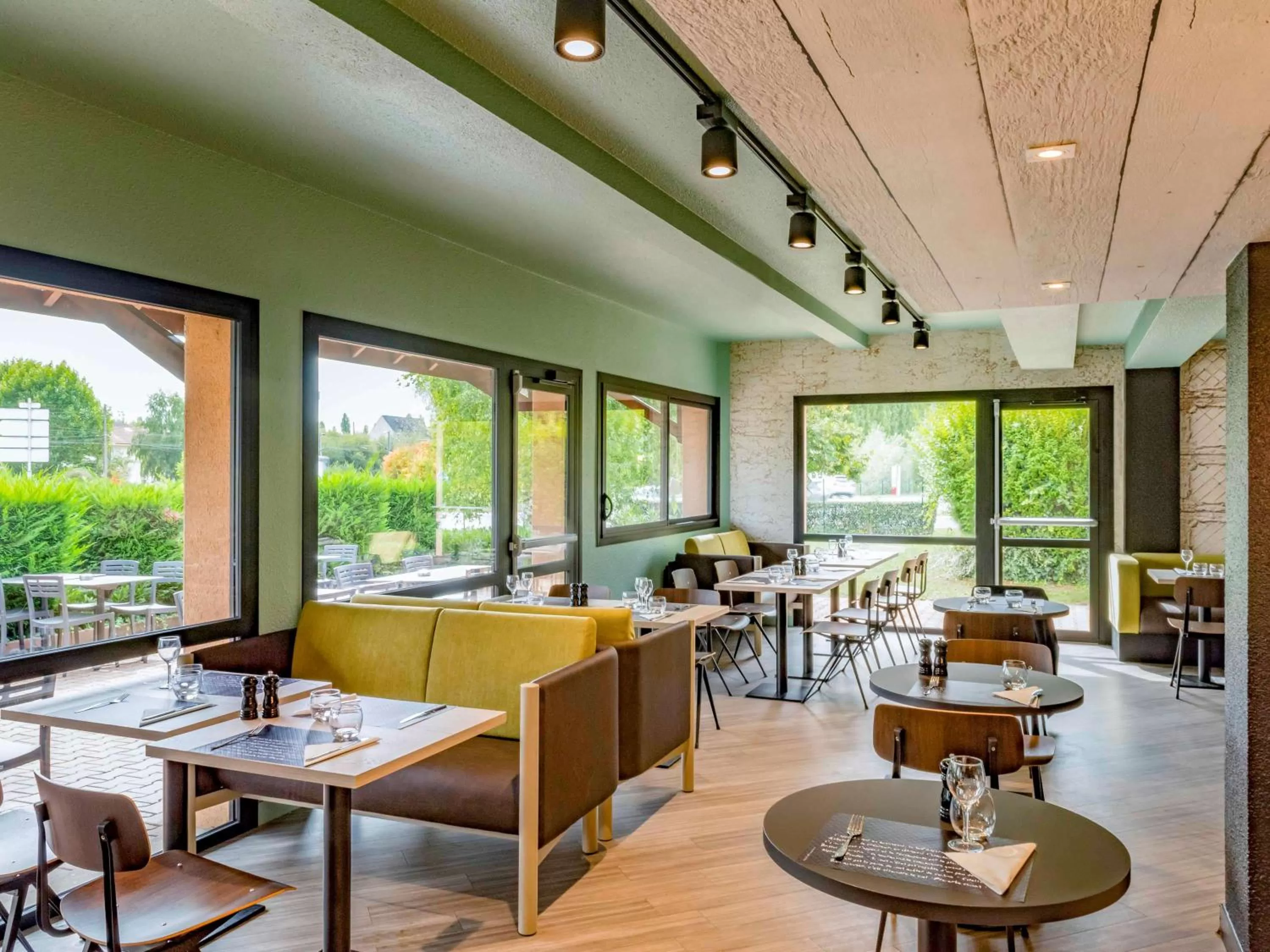 Restaurant/places to eat in ibis Creil Sur Oise