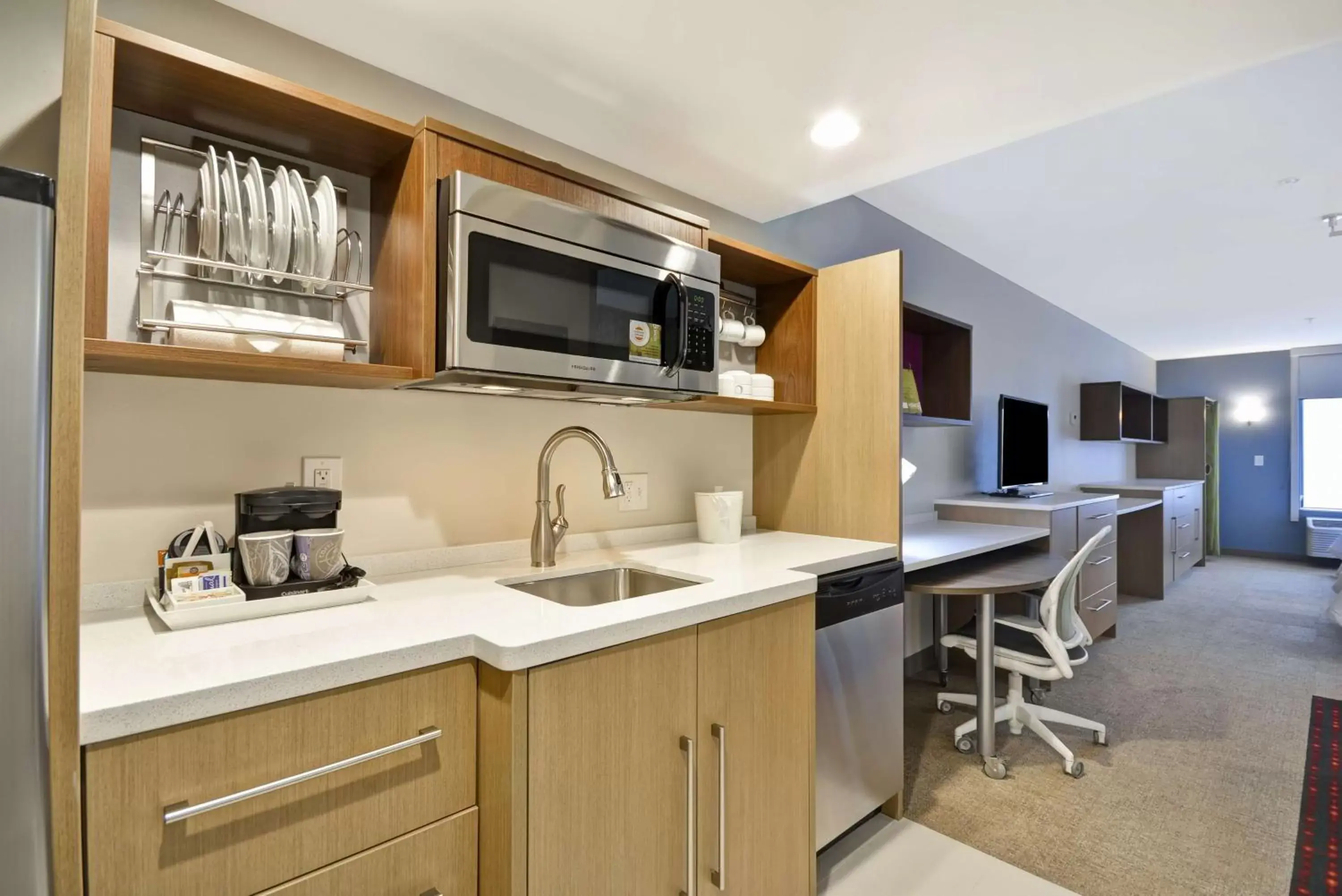 Kitchen or kitchenette, Kitchen/Kitchenette in Home2 Suites By Hilton Columbus Airport East Broad
