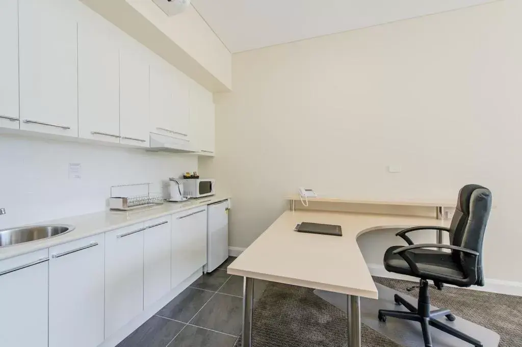 Kitchen or kitchenette, Kitchen/Kitchenette in Belconnen Way Hotel & Serviced Apartments