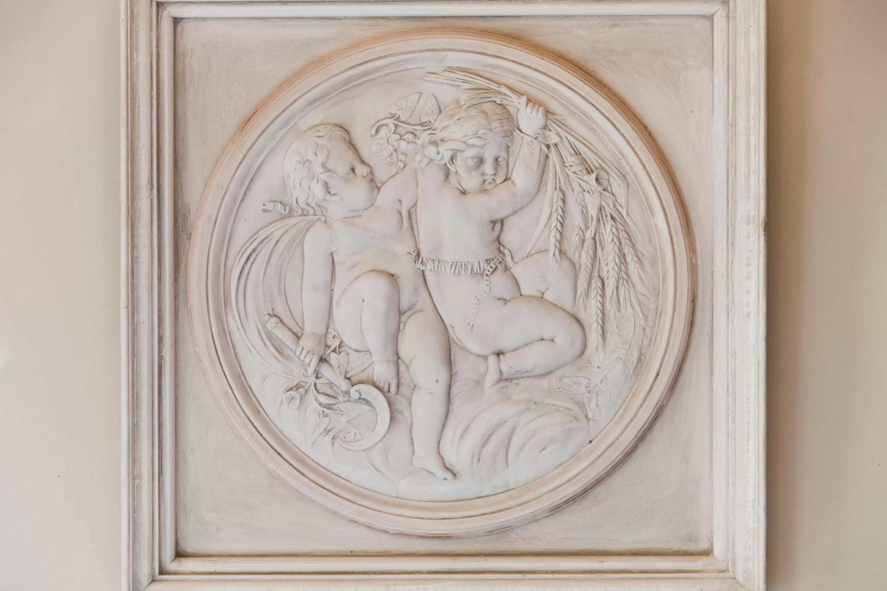 Decorative detail in Hotel Diamonds and Pearls