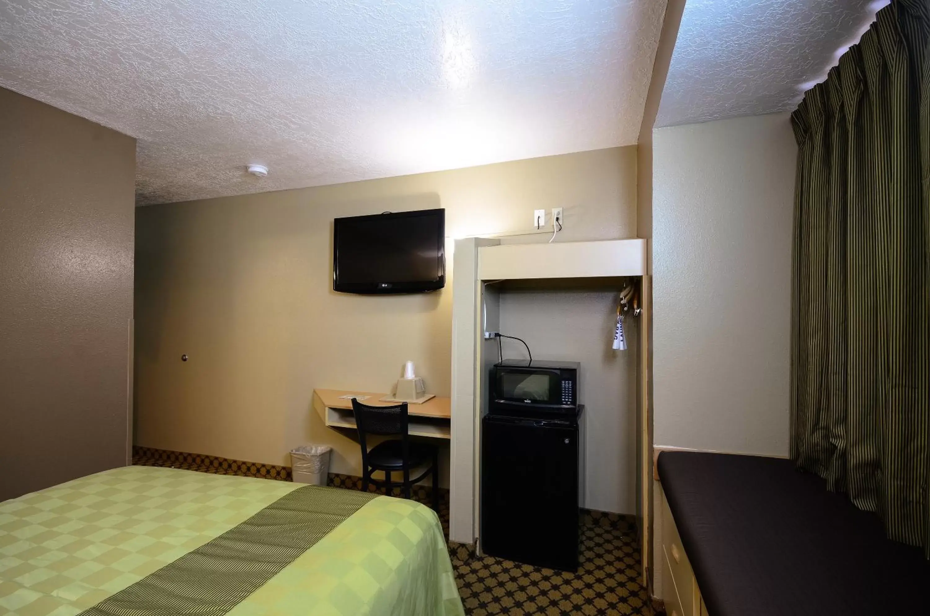 Mountain View with One Queen Bed - Q2 - Second Floor in Desert Inn Tucumcari Mountain View with One Queen Bed - Q2 - Second Floor in Desert Inn Tucumcari
