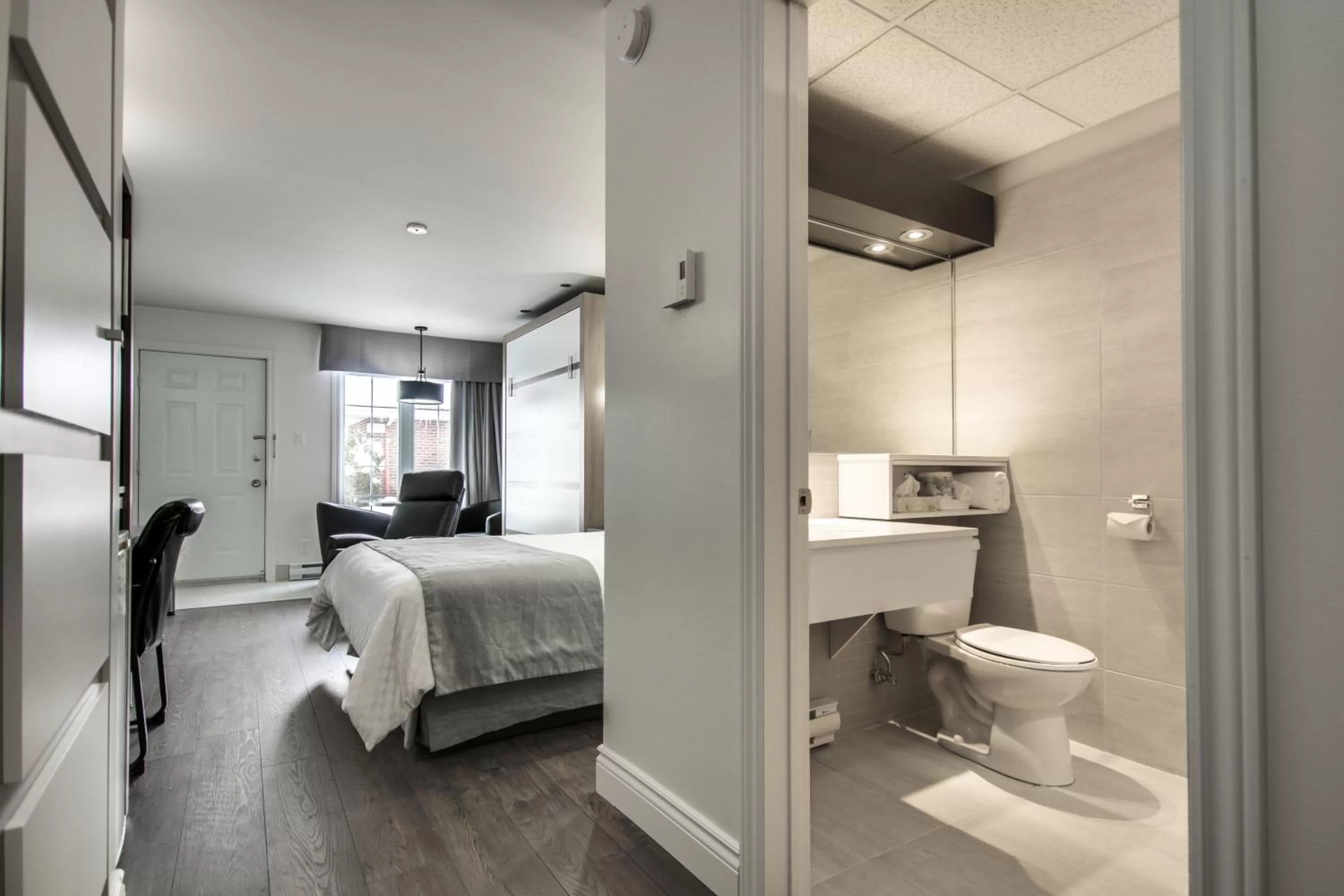 Photo of the whole room, Bed in Hôtel Marineau Shawinigan