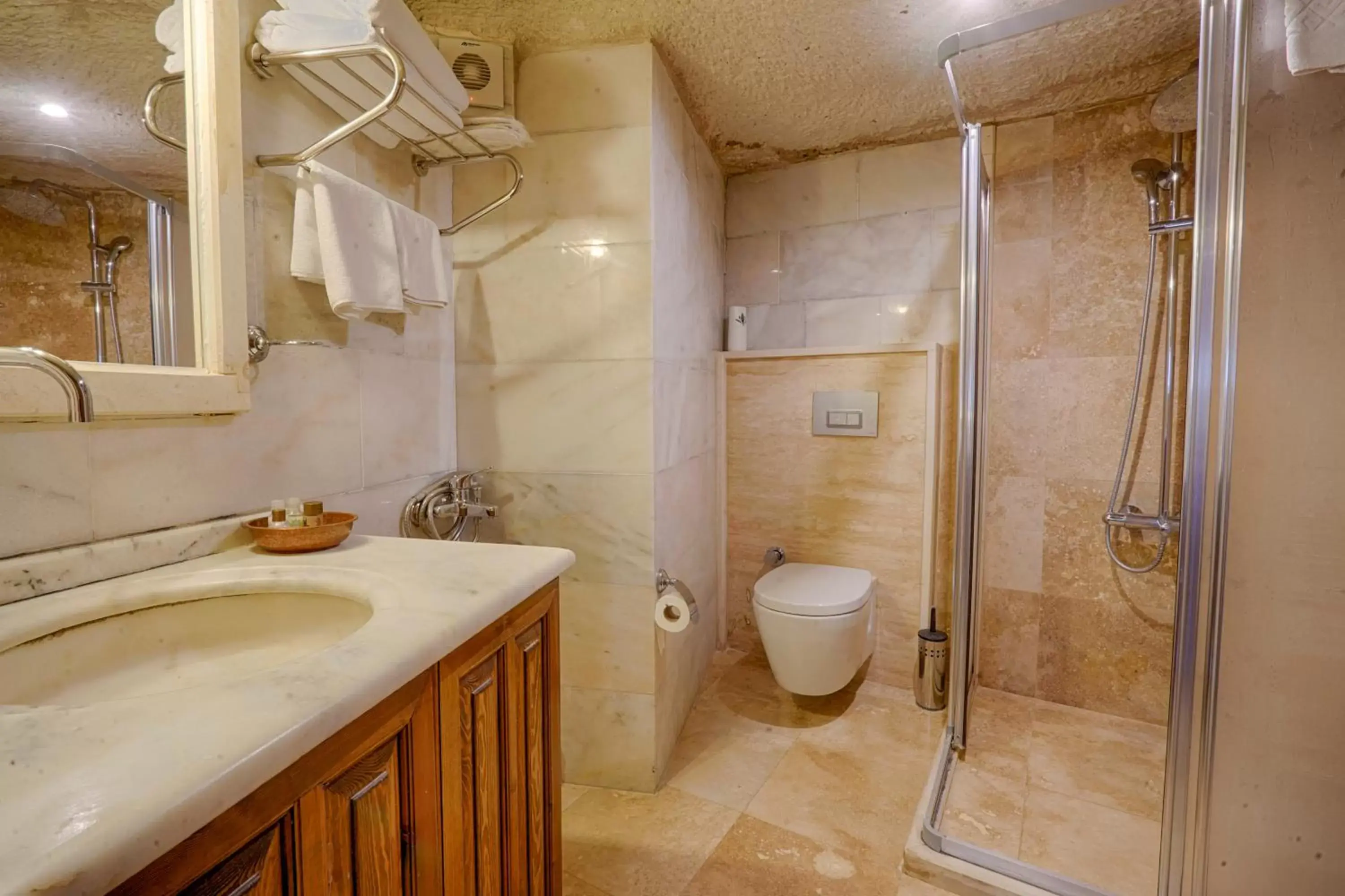 Shower, Bathroom in Tulip Cave Suites