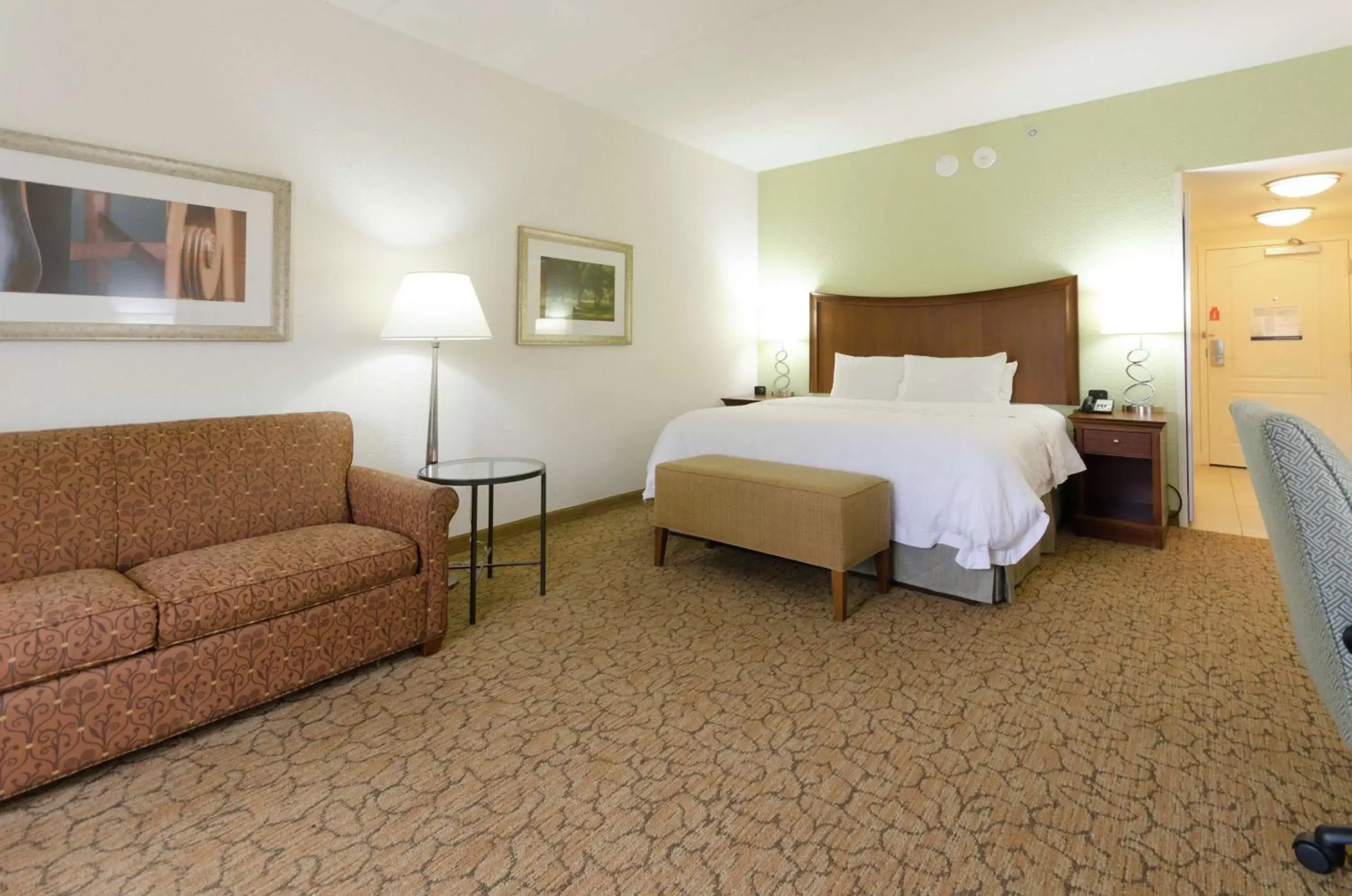 Living room, Bed in Hampton Inn Hickory