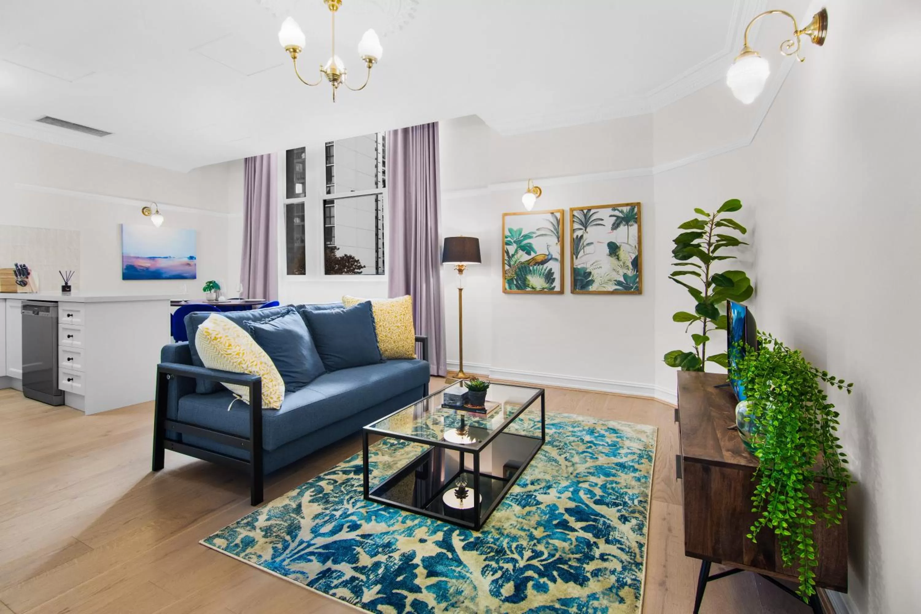 Living room in Royal Albert Hotel