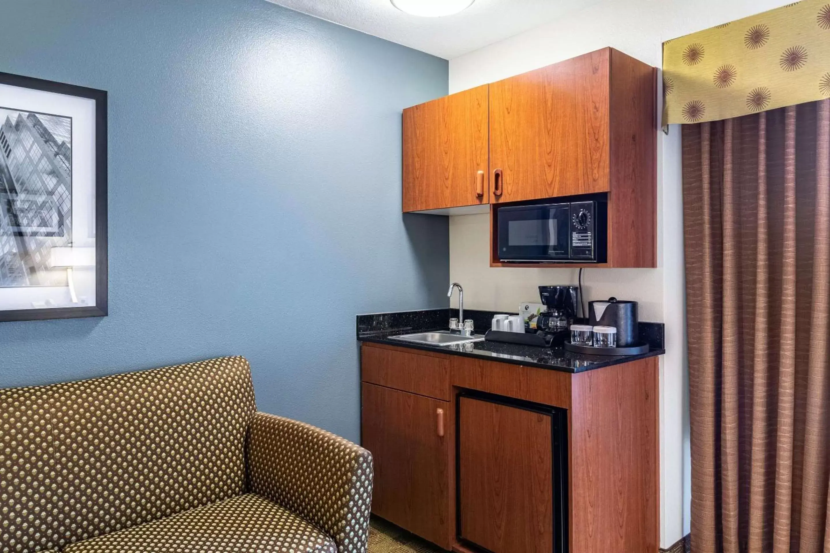 Photo of the whole room, Kitchen/Kitchenette in Clarion Hotel Portland International Airport