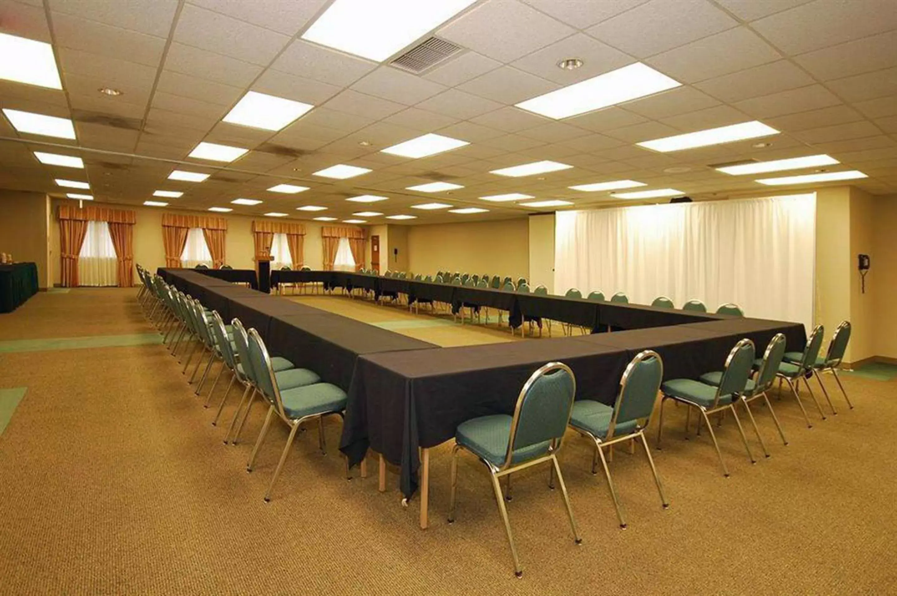 Banquet/Function facilities, Business Area/Conference Room in Baymont by Wyndham Des Moines Airport