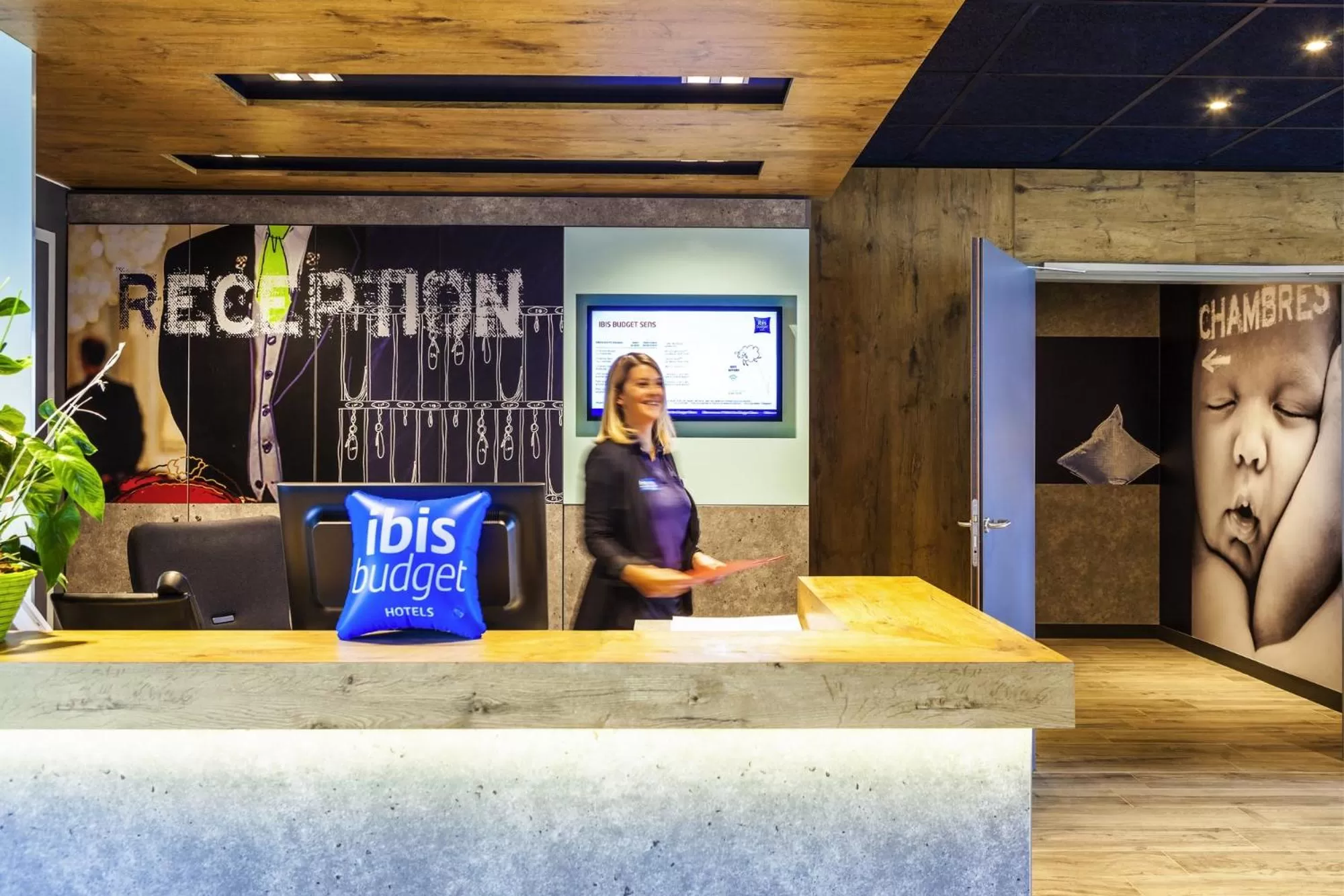 Lobby or reception in ibis Budget Cognac