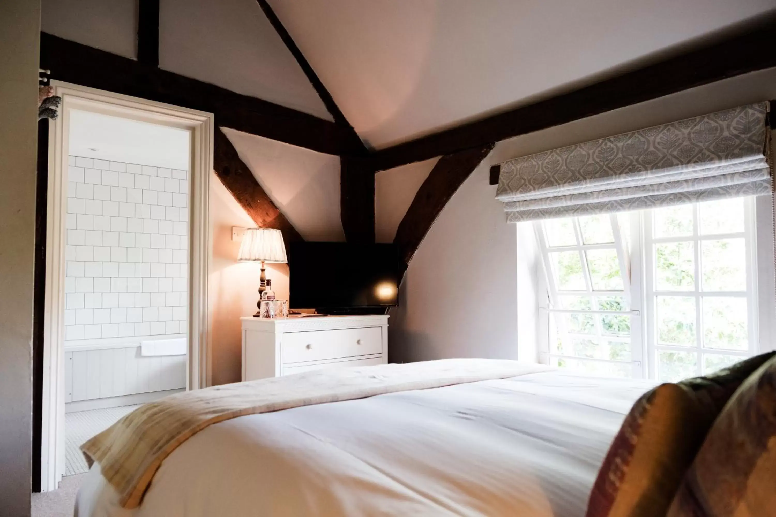 Bed in Bel and The Dragon-Kingsclere