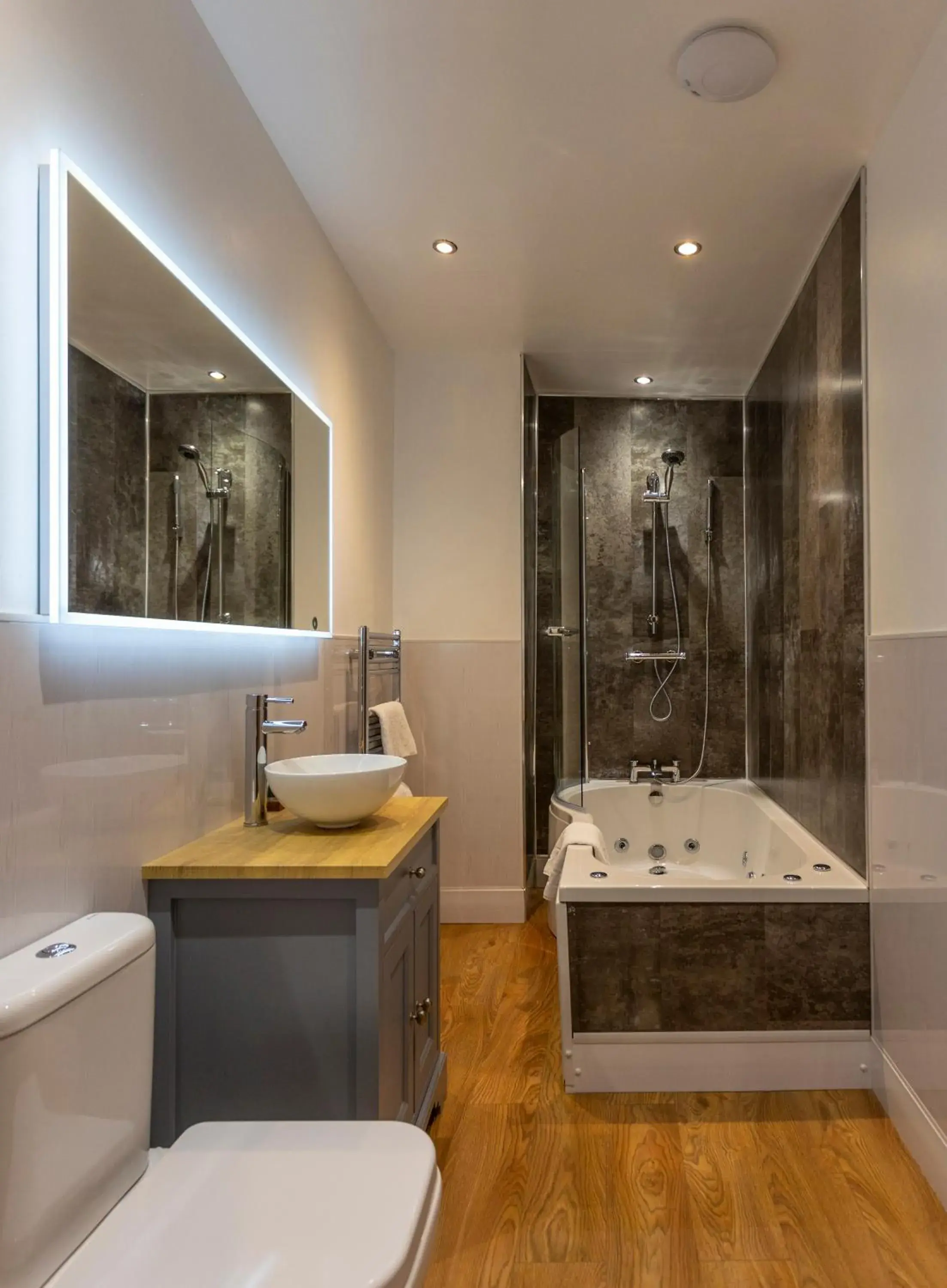 Bathroom in Aberdunant Hall Country Hotel