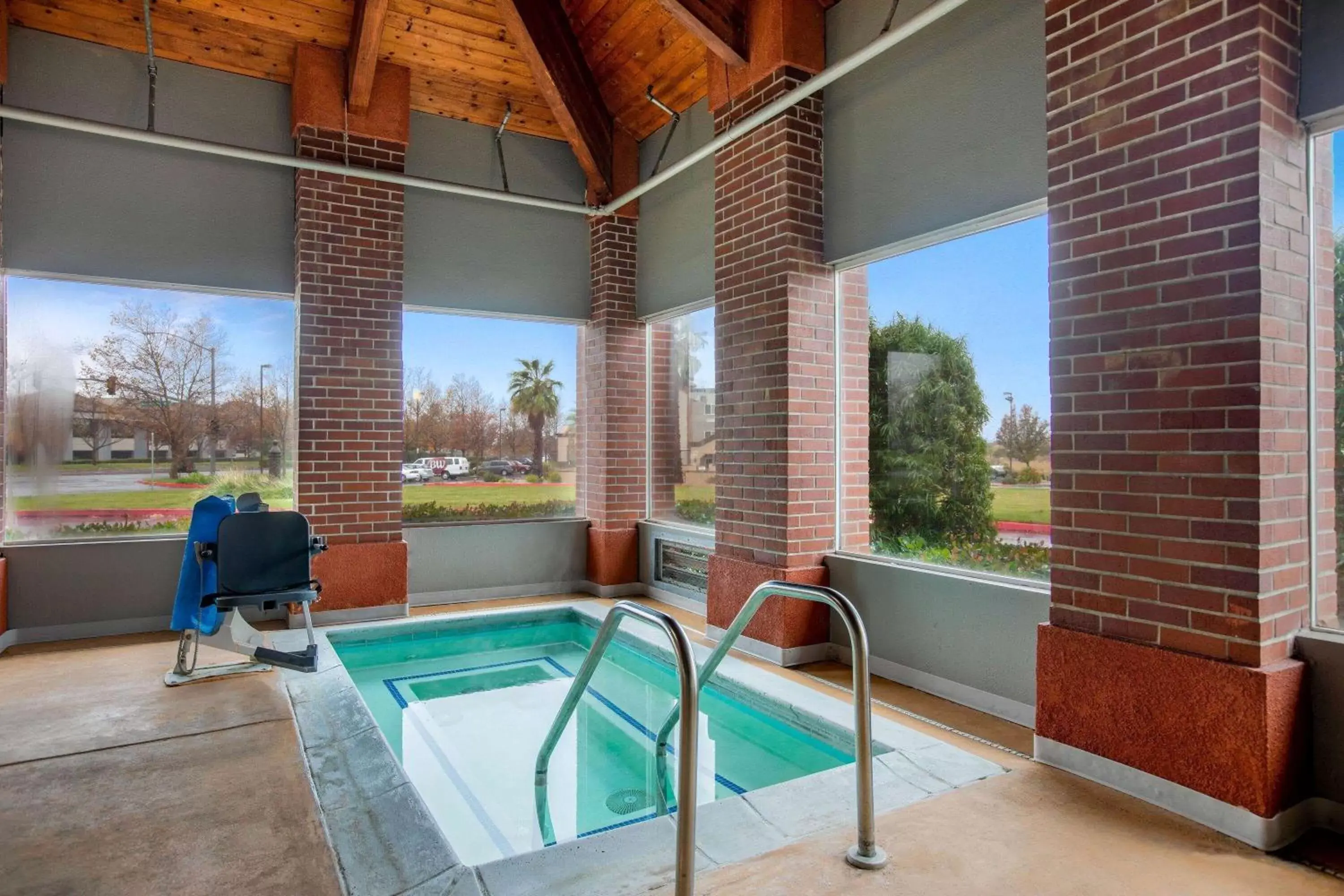 Hot Tub, Swimming Pool in La Quinta Inn by Wyndham Livermore