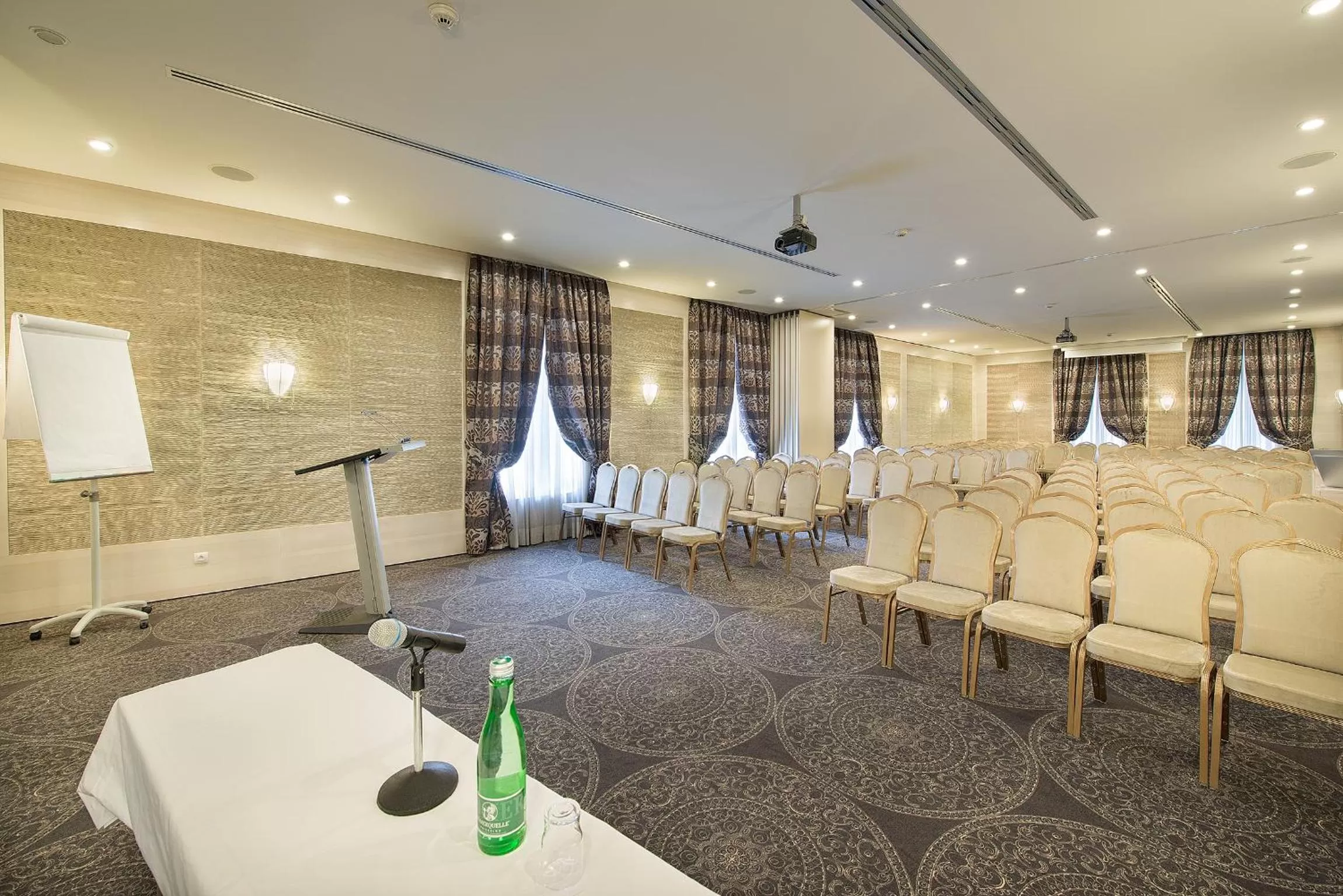 Business facilities in Wilson Palace by LOFT