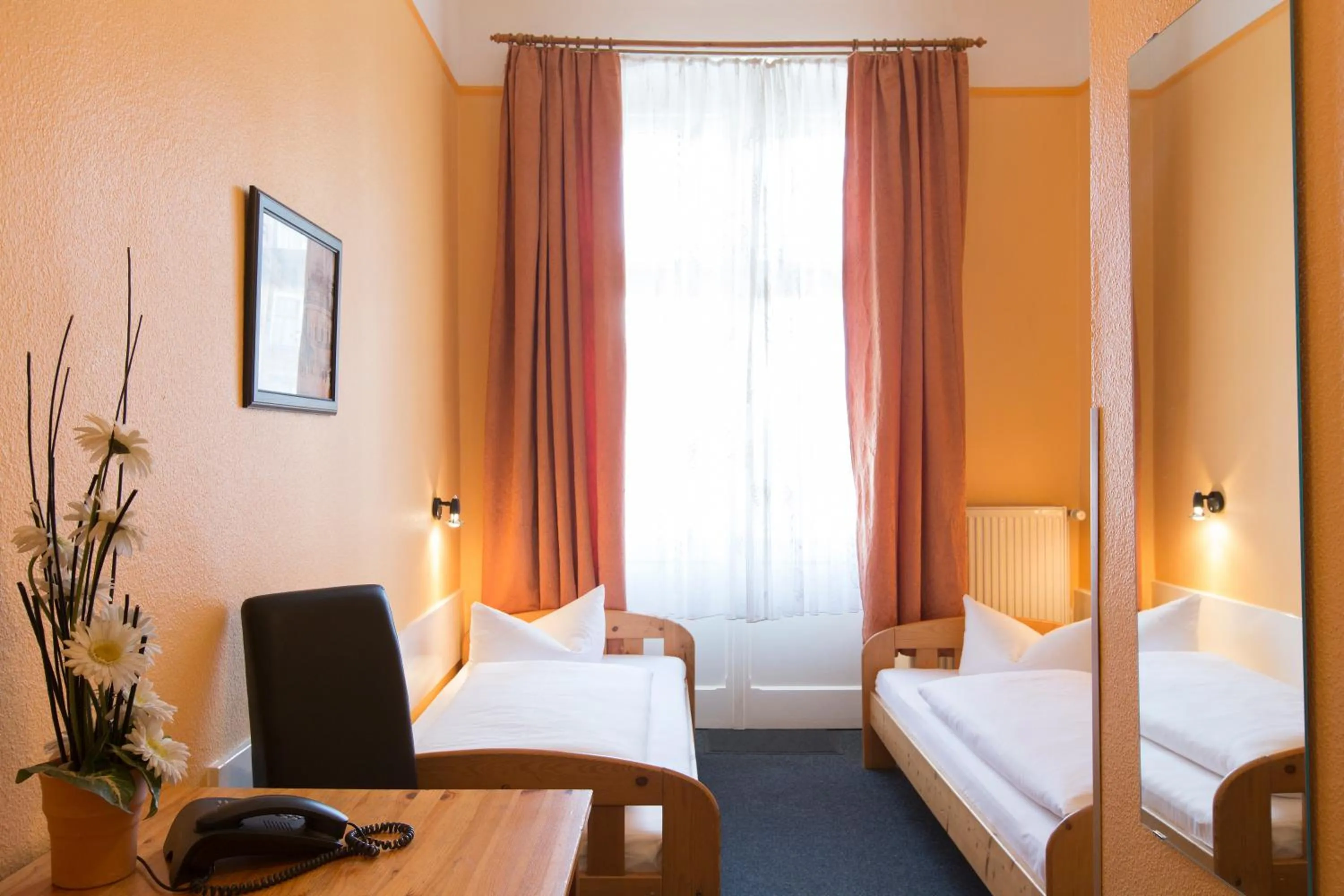 Bedroom, Bed in Hotel am Hermannplatz