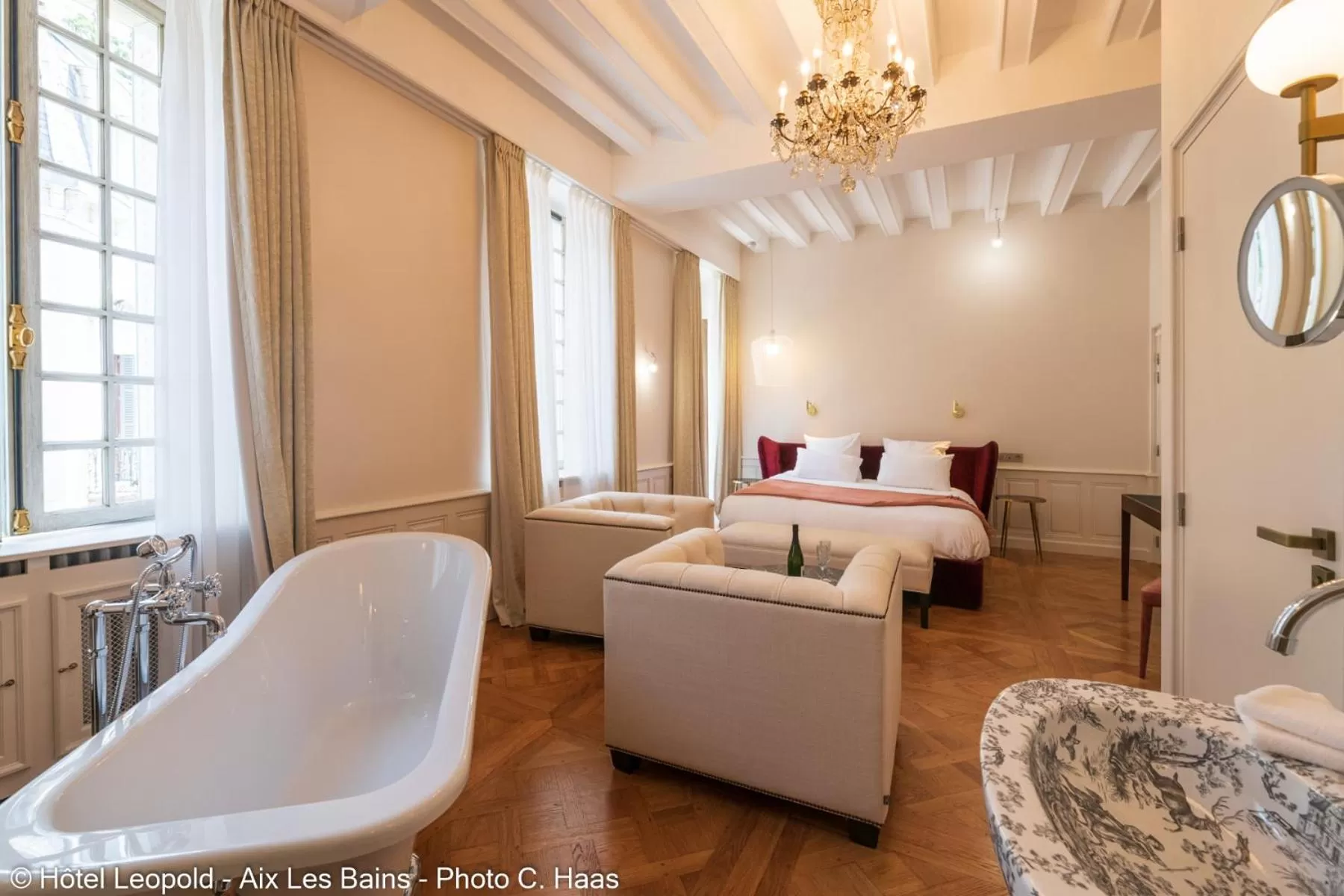 Photo of the whole room, Bed in Belle Epoque