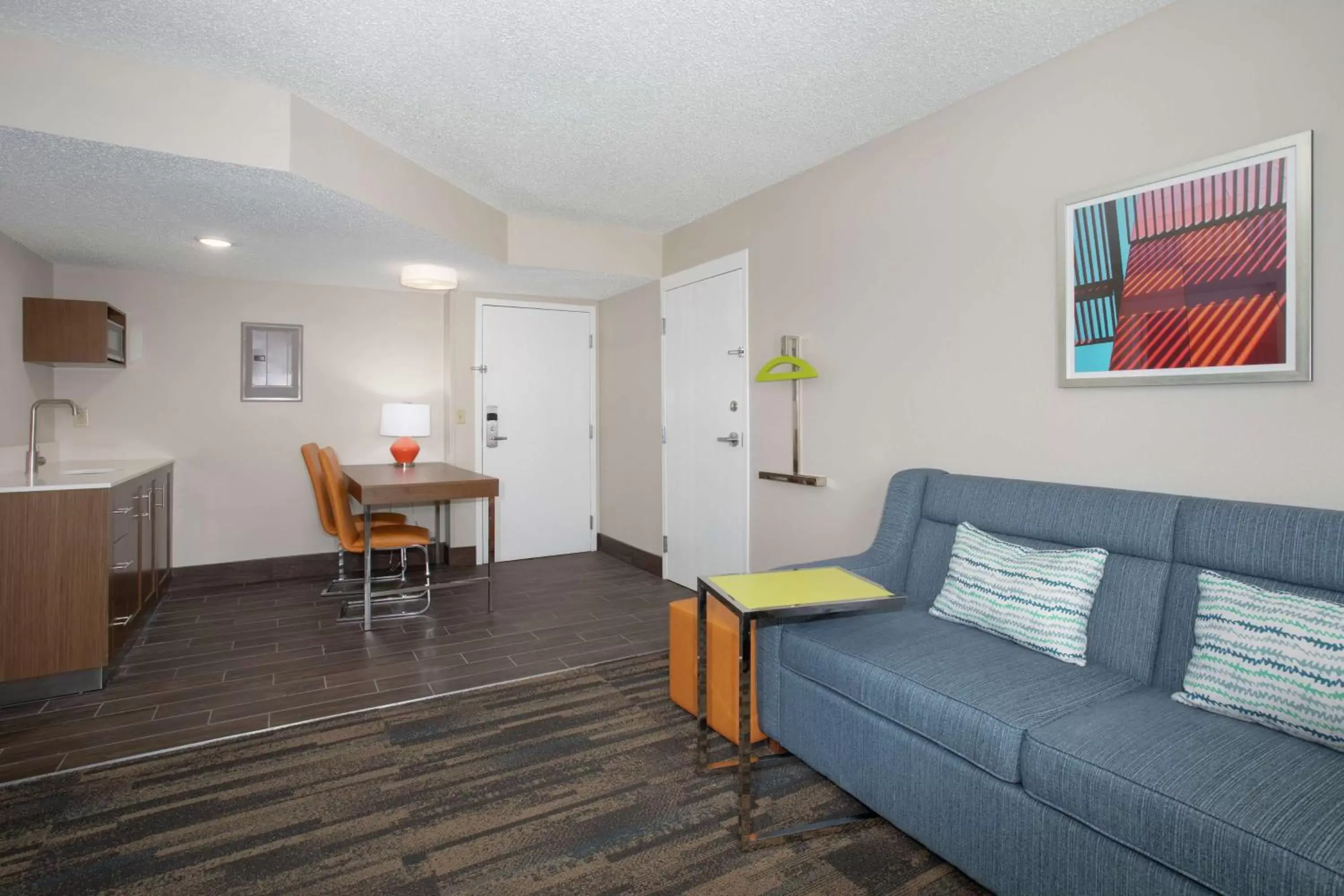 Bedroom, Seating Area in Hampton Inn & Suites Kansas City-Merriam