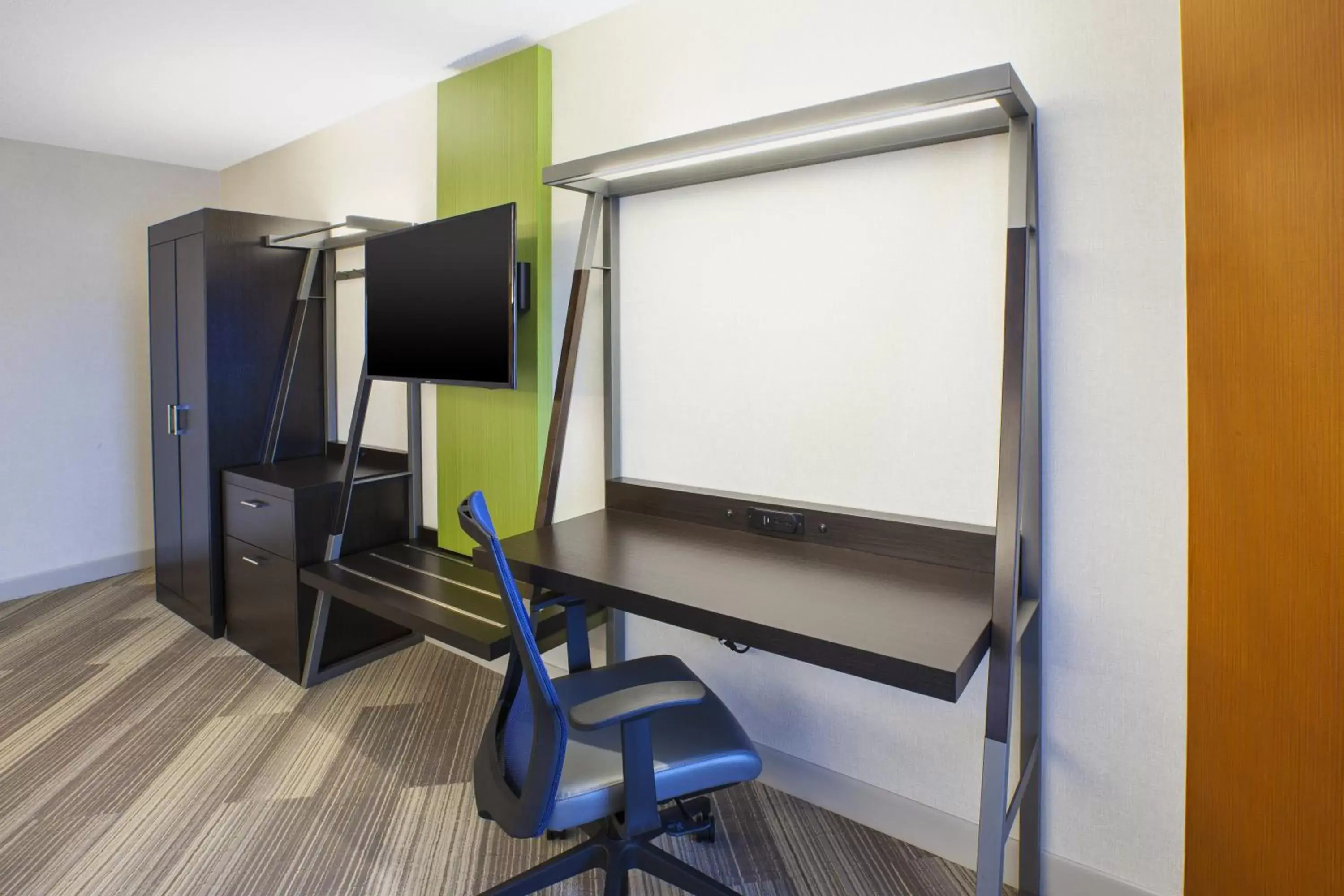 Photo of the whole room, TV/Entertainment Center in Holiday Inn Express & Suites Chicago-Midway Airport, an IHG Hotel