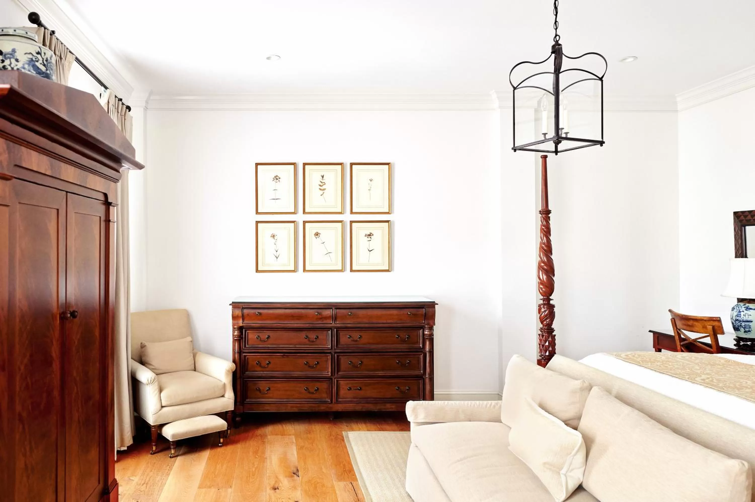 Seating area in Planters Inn - Charleston