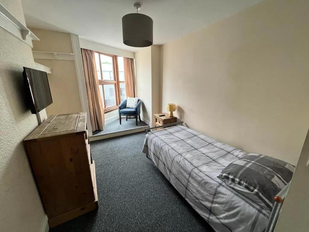 Photo of the whole room, Bed in The Hoptimist