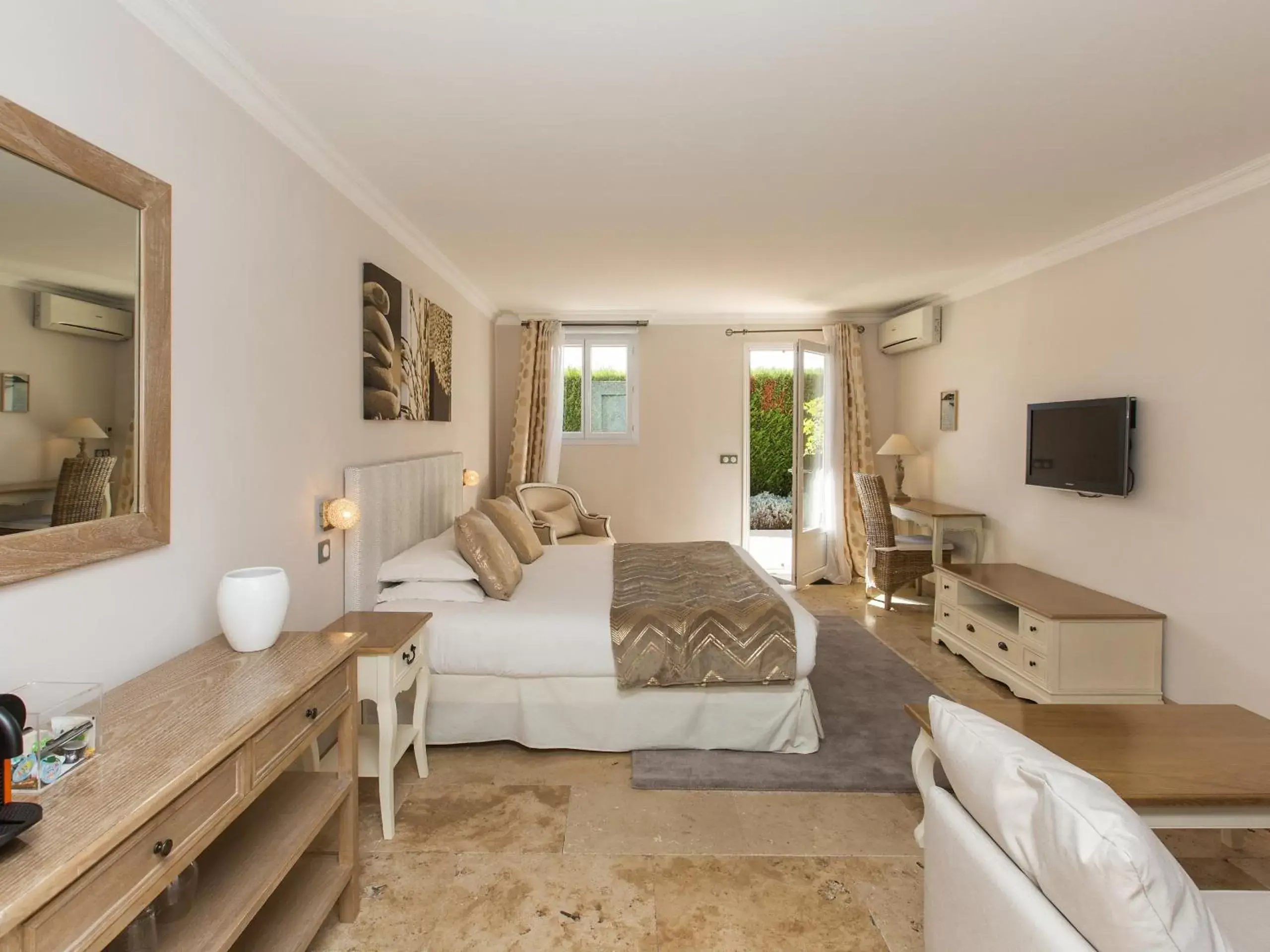 Suite with Terrace in Les chambres d'hôtes de Mougins Suite with Terrace in Les chambres d'hôtes de Mougins