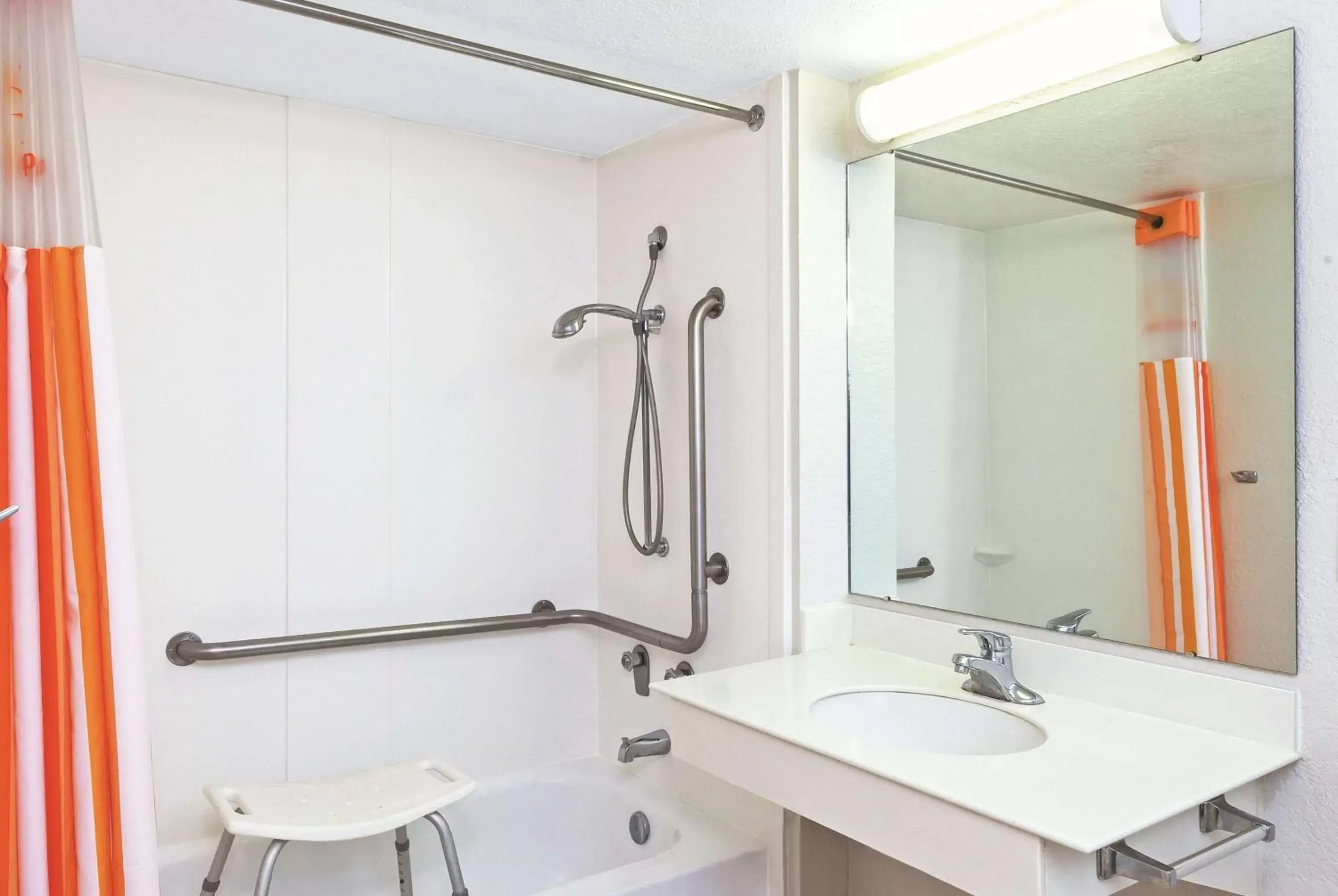Shower, Bathroom in La Quinta Inn by Wyndham Midland