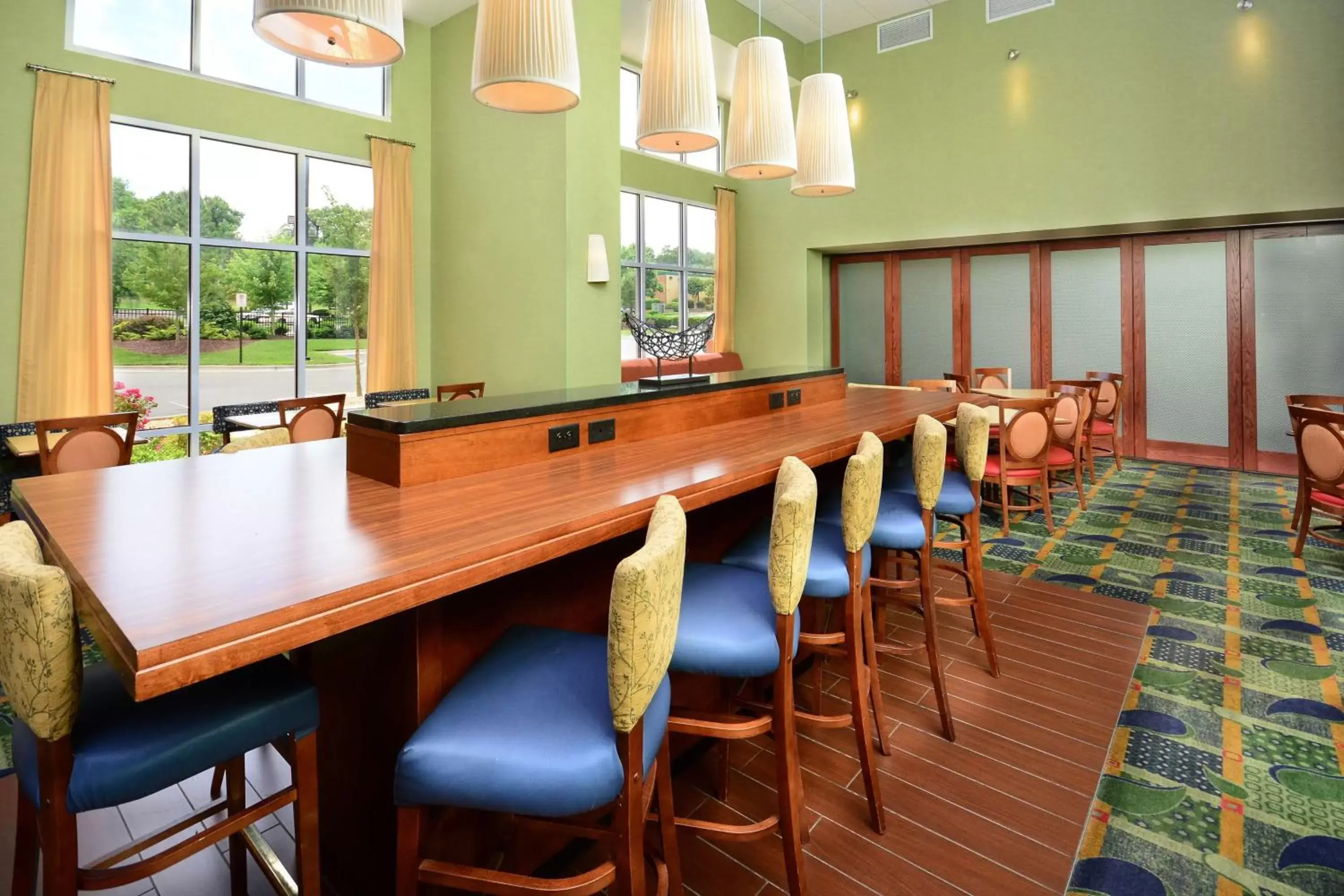 Lobby or reception, Lounge/Bar in Hampton Inn & Suites Durham North I-85