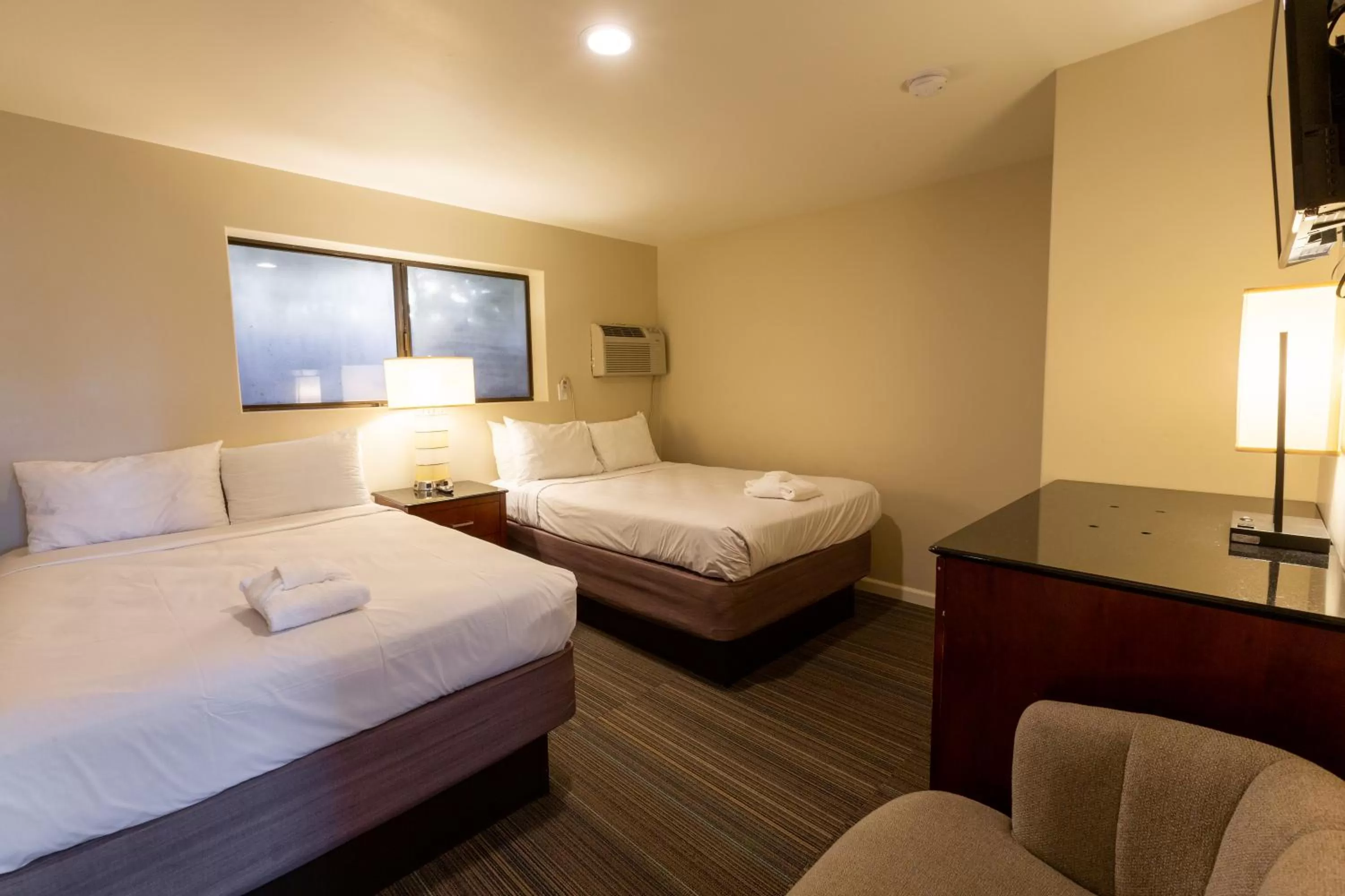 Bed in Moonlight Beach Motel