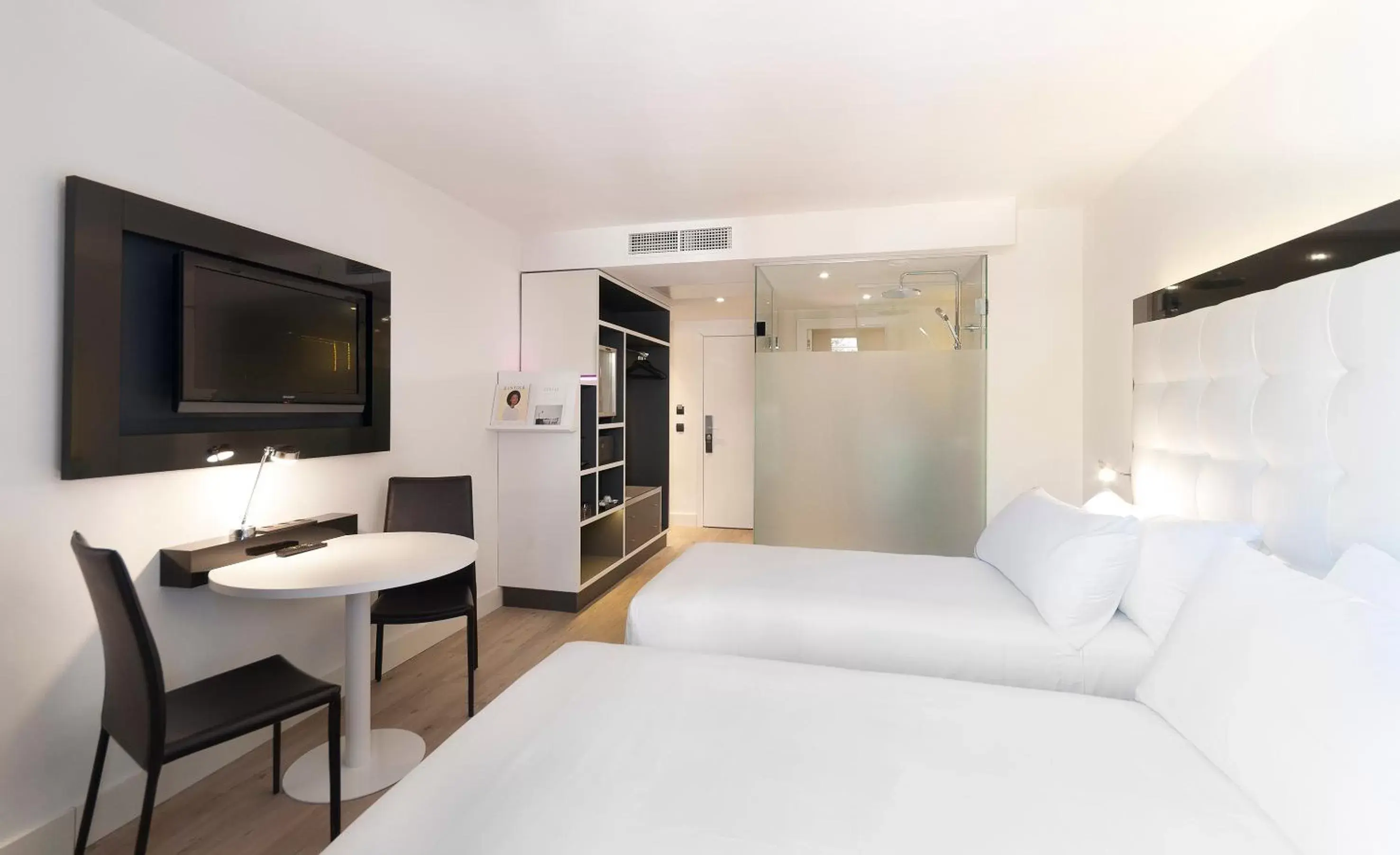 Photo of the whole room, Bed in INNSiDE by Meliá Palma Bosque