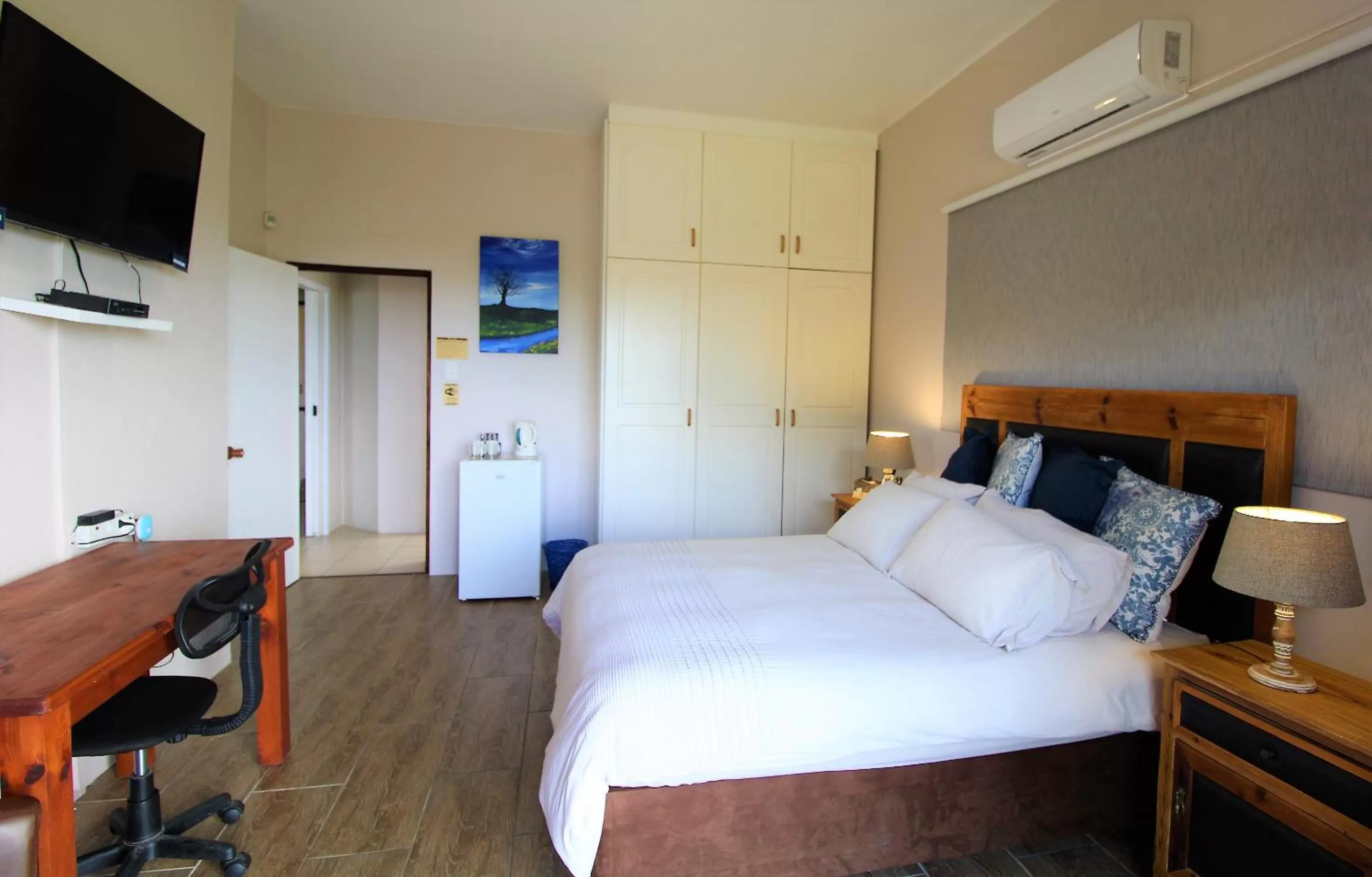 Swimming pool, Bed in Cove View B&B