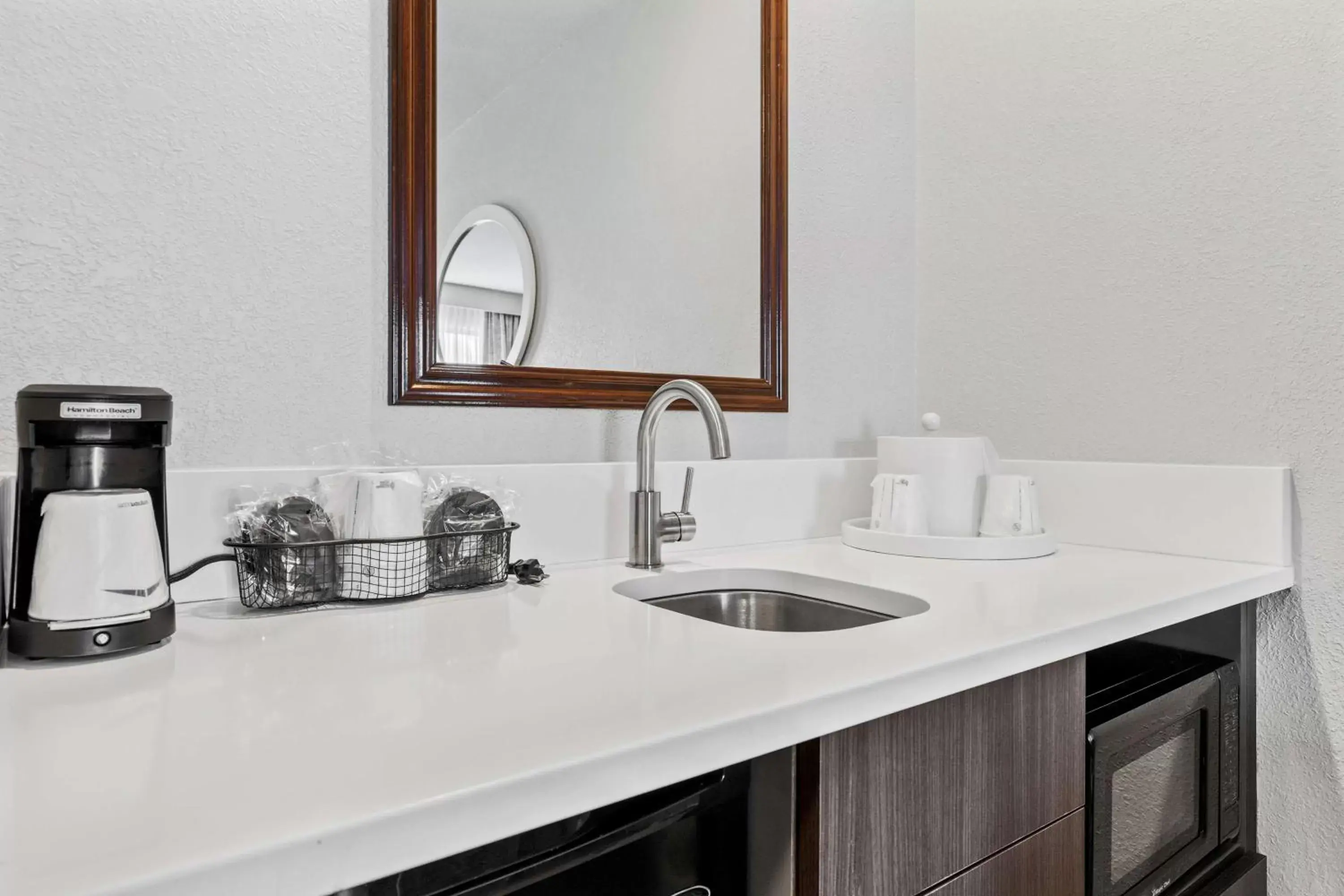 Kitchen or kitchenette, Bathroom in Hampton Inn & Suites Colorado Springs-Air Force Academy/I-25 North