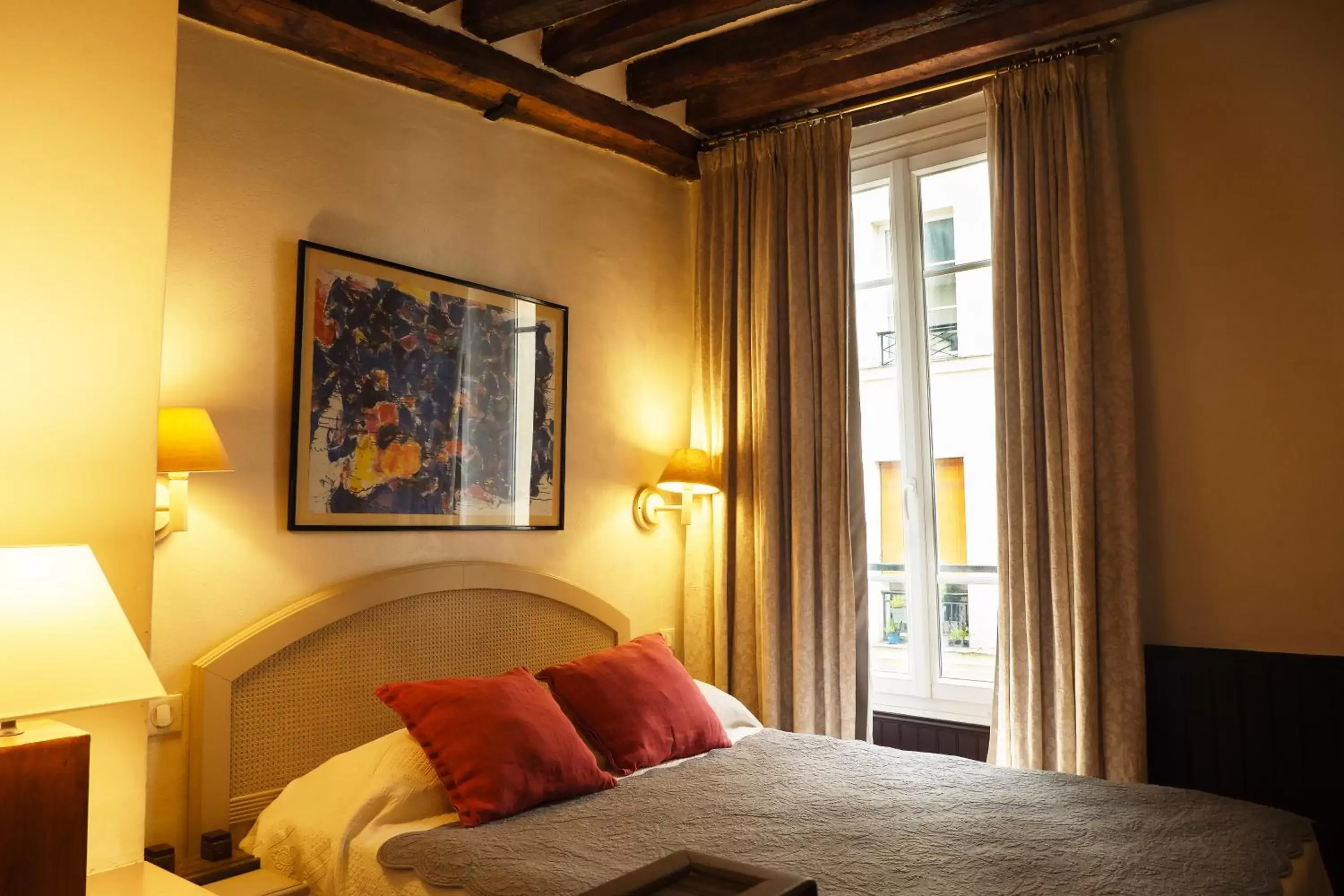 Bed in Hôtel du Cygne Paris