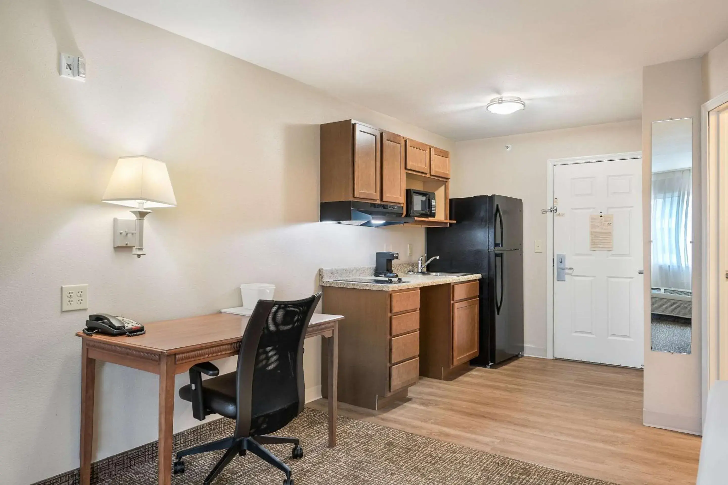 Bedroom, Kitchen/Kitchenette in Suburban Studios Waterloo