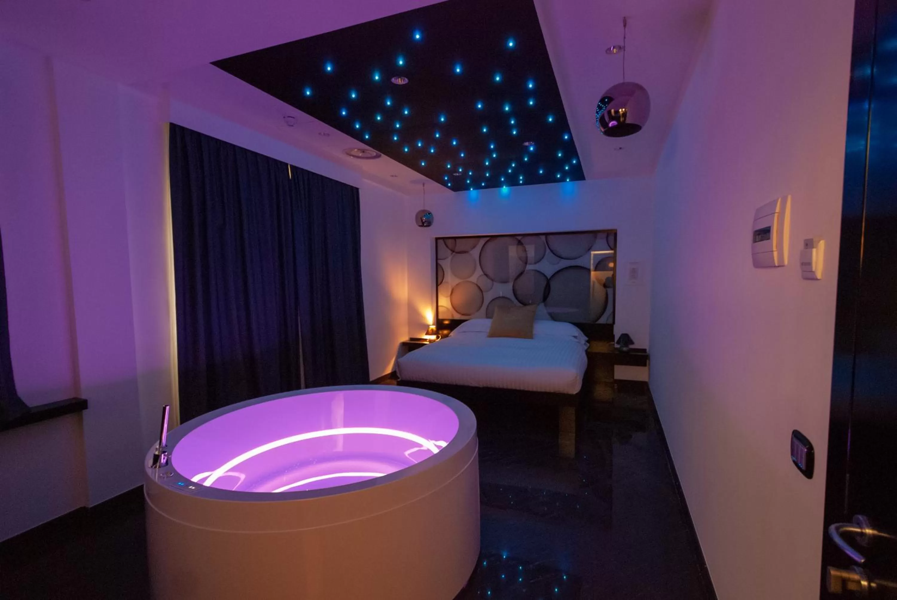 Hot Tub, Bed in JC Hotel