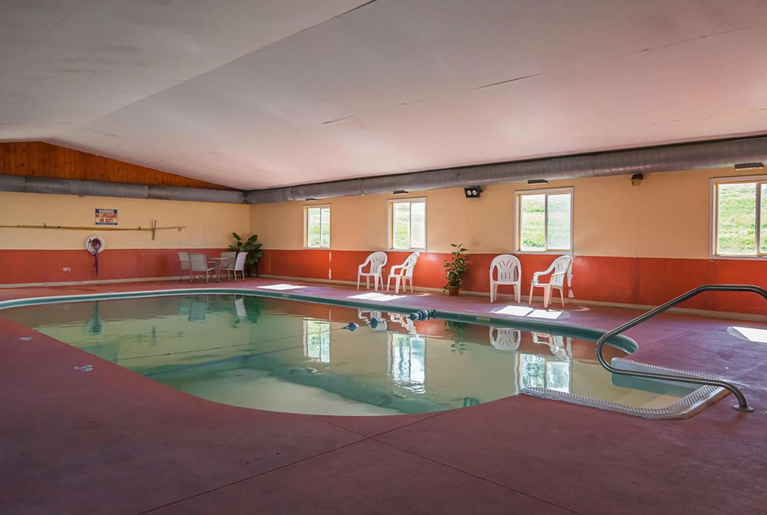 Activities, Swimming Pool in Motel 6-Hannibal, MO