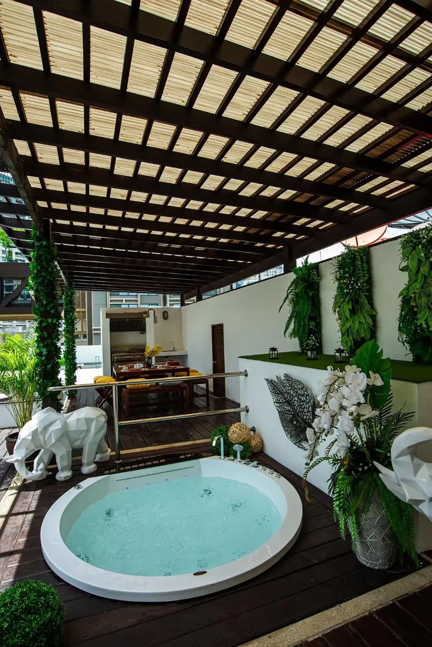 Hot Tub, Swimming Pool in Benviar Tonson Residence