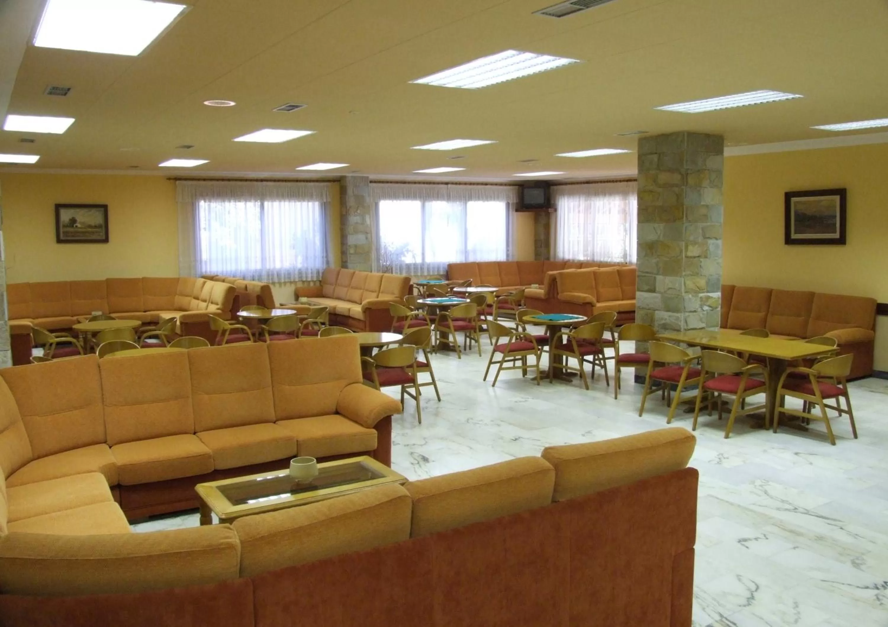 Communal lounge/ TV room in Hotel Scala