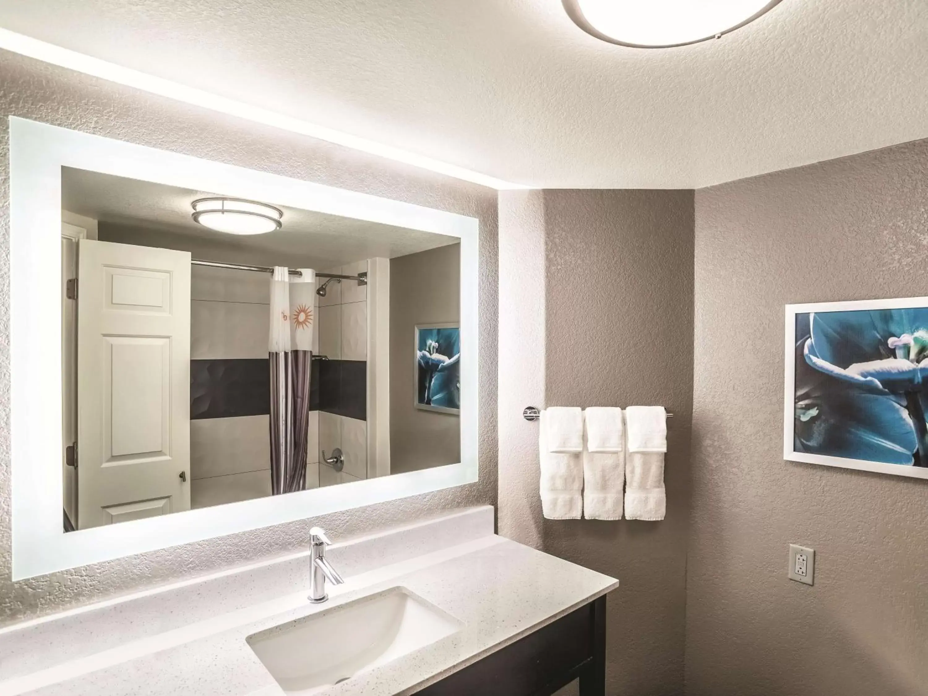 Photo of the whole room, Bathroom in La Quinta by Wyndham Phoenix Chandler