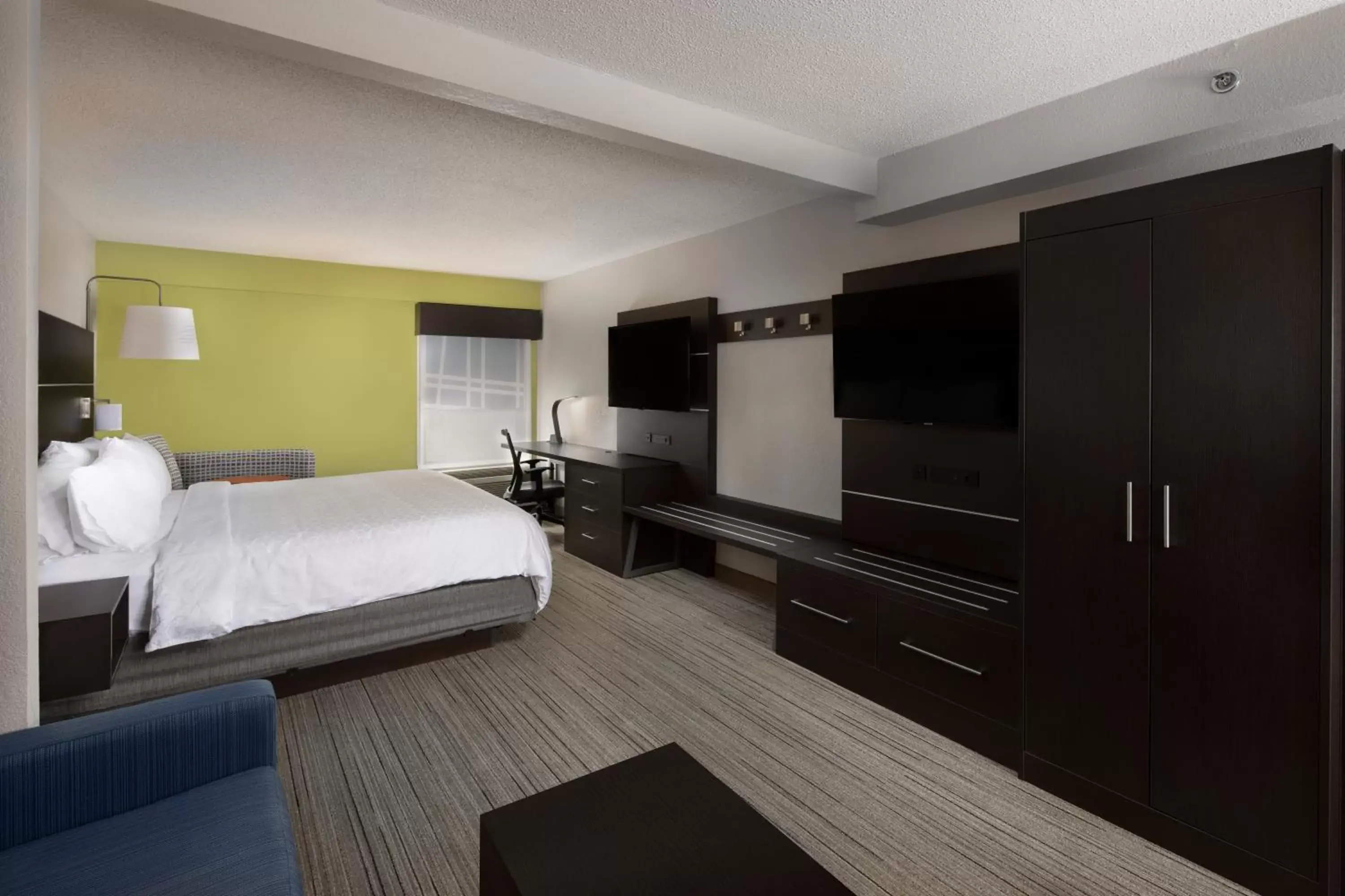 Bedroom, TV/Entertainment Center in Holiday Inn Express Middlesboro, an IHG Hotel