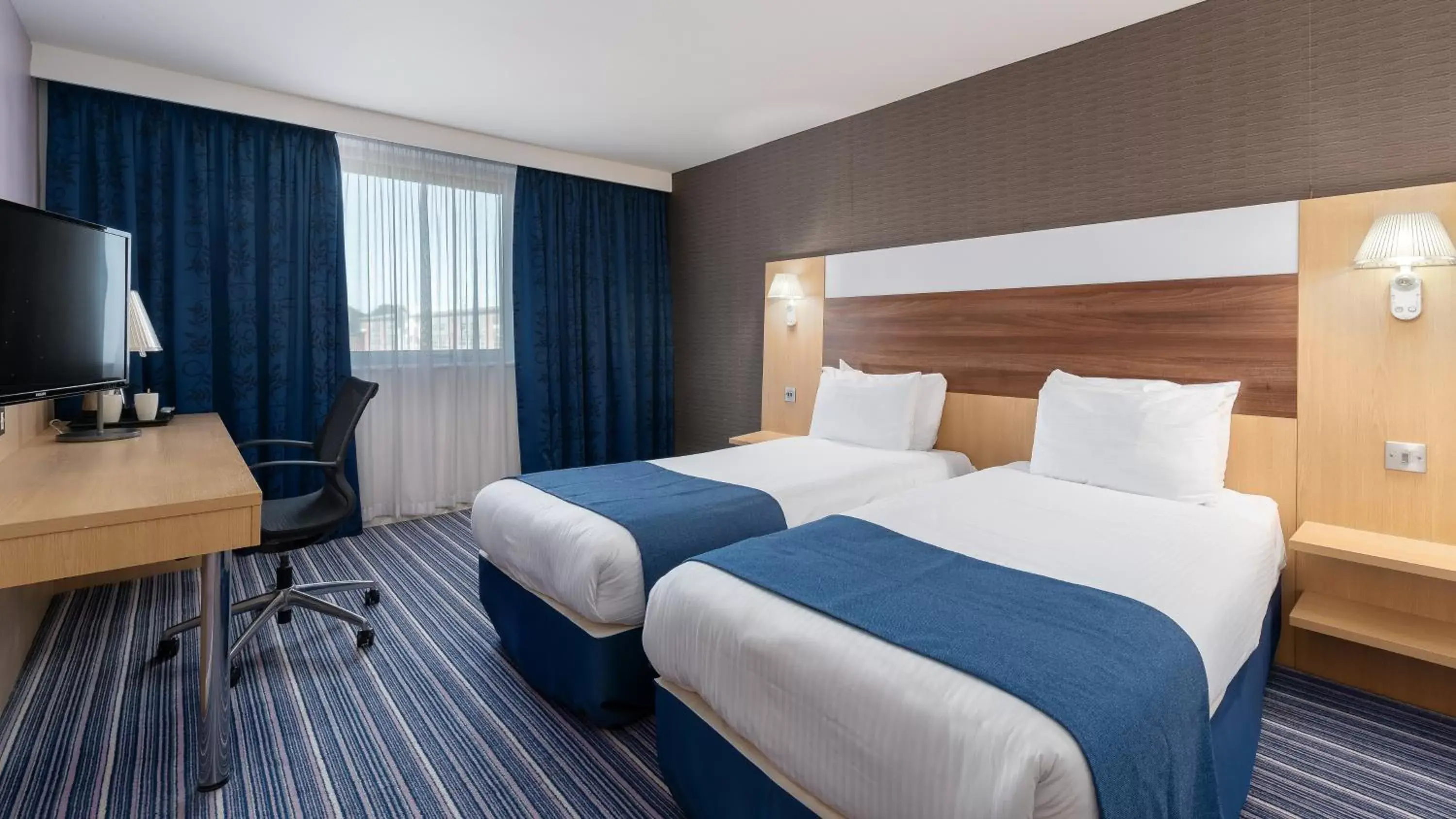 TV and multimedia, Bed in Holiday Inn Express Leigh - Sports Village, an IHG Hotel