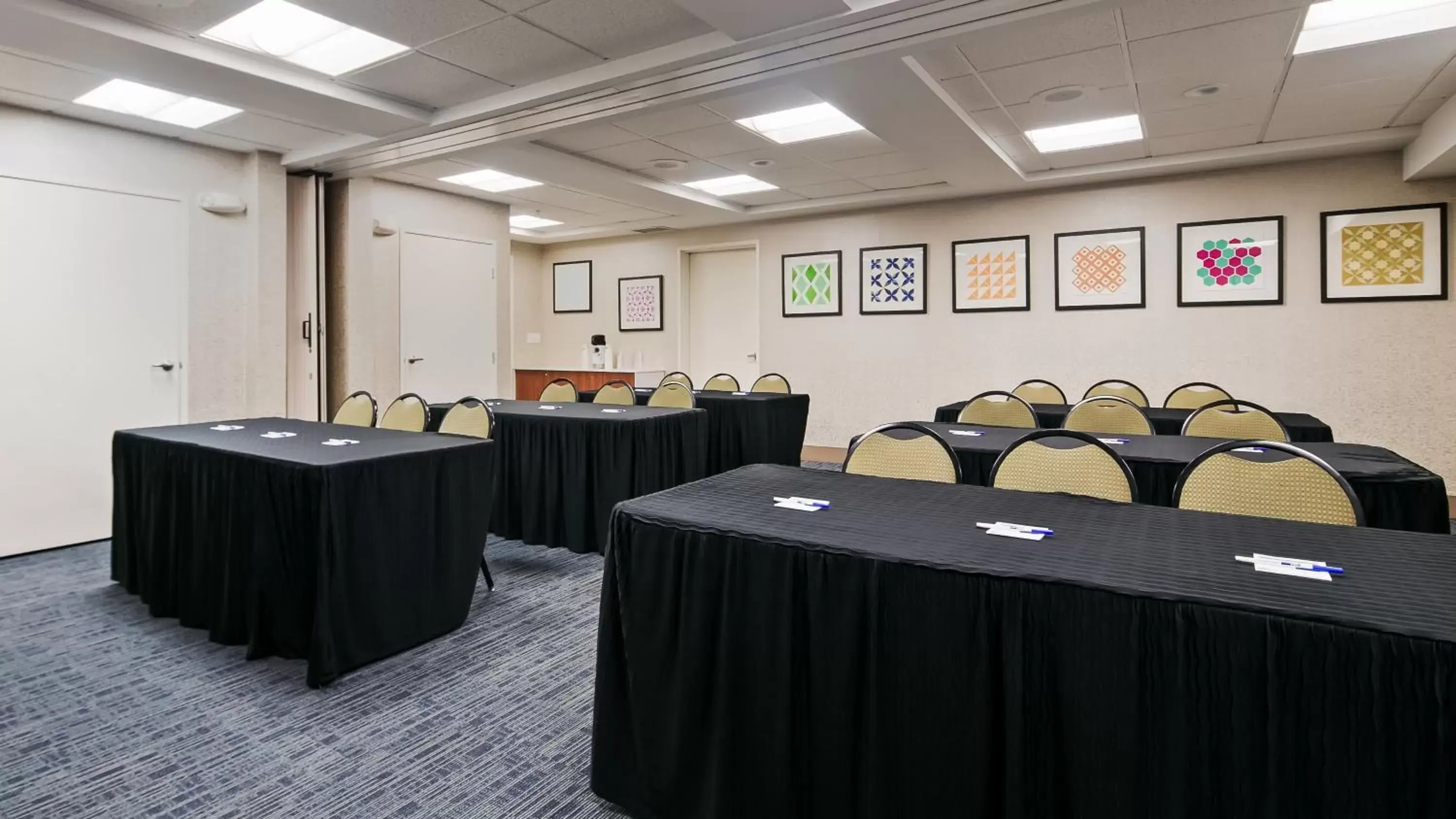 Meeting/conference room in Holiday Inn Express Hotel & Suites Everett, an IHG Hotel