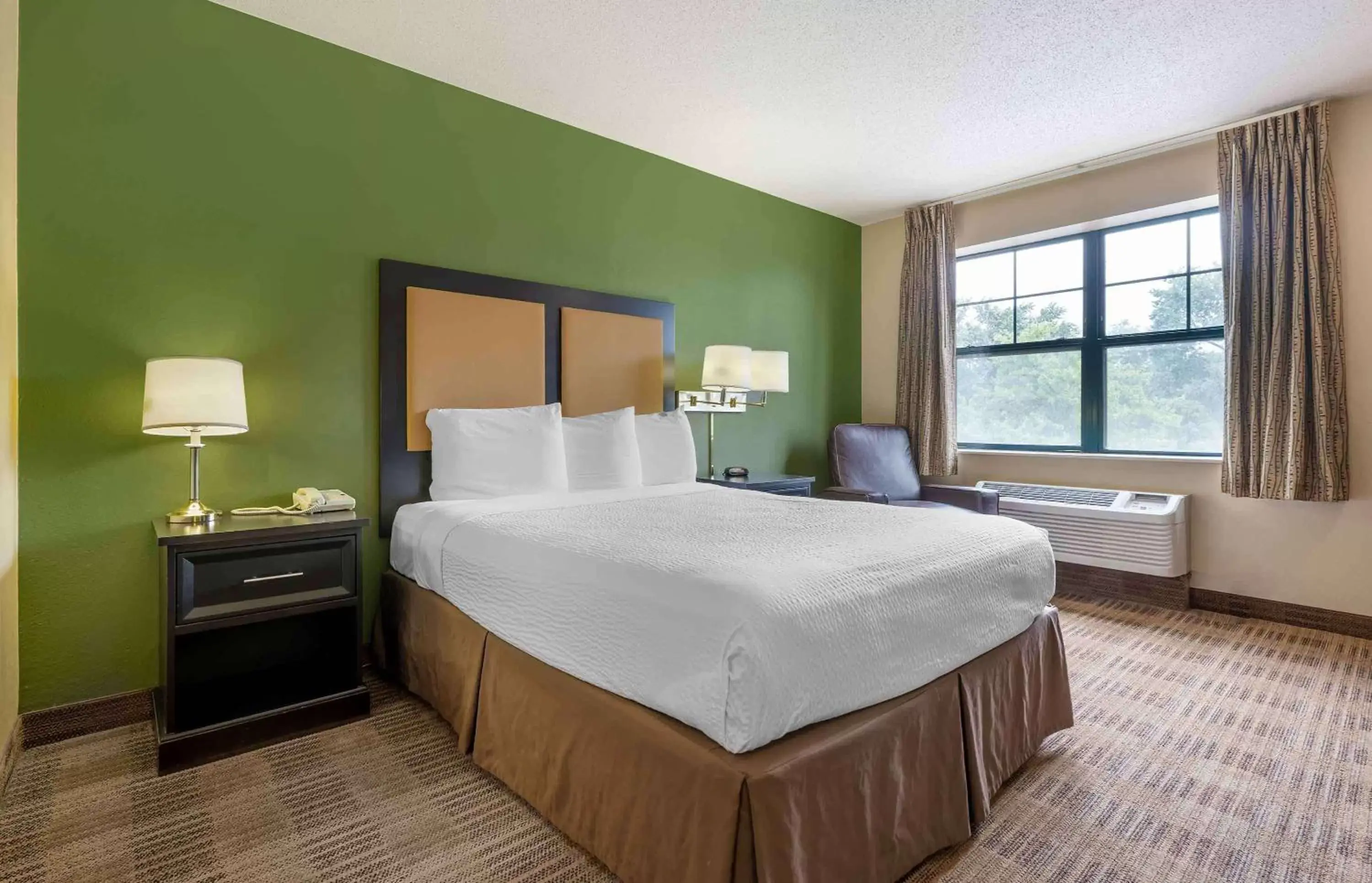 Bedroom, Bed in Extended Stay America Suites - Bloomington - Normal